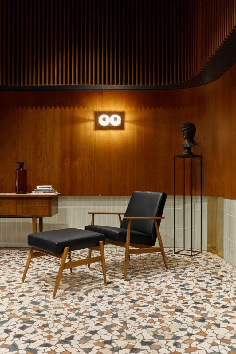 Podnóżek FOX żółty w tkaninie Marble Mustard 366 concept Eye on Design