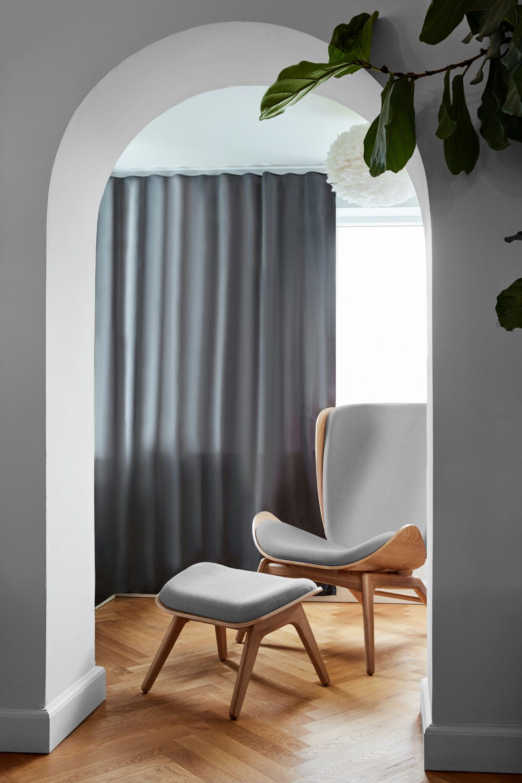 Podnóżek READER baby blue z dębową podstawą UMAGE Eye on Design