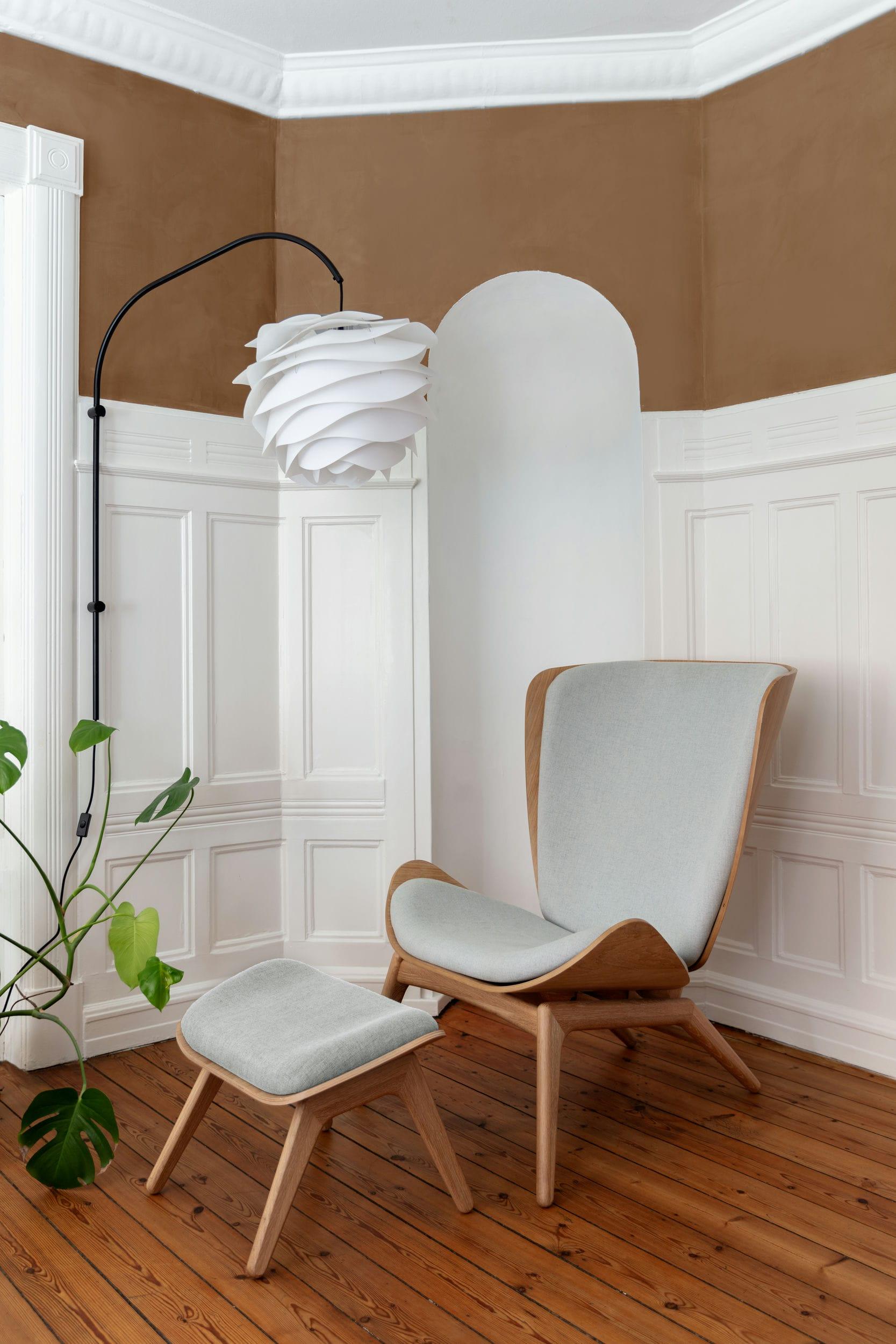 Podnóżek READER baby blue z dębową podstawą UMAGE Eye on Design