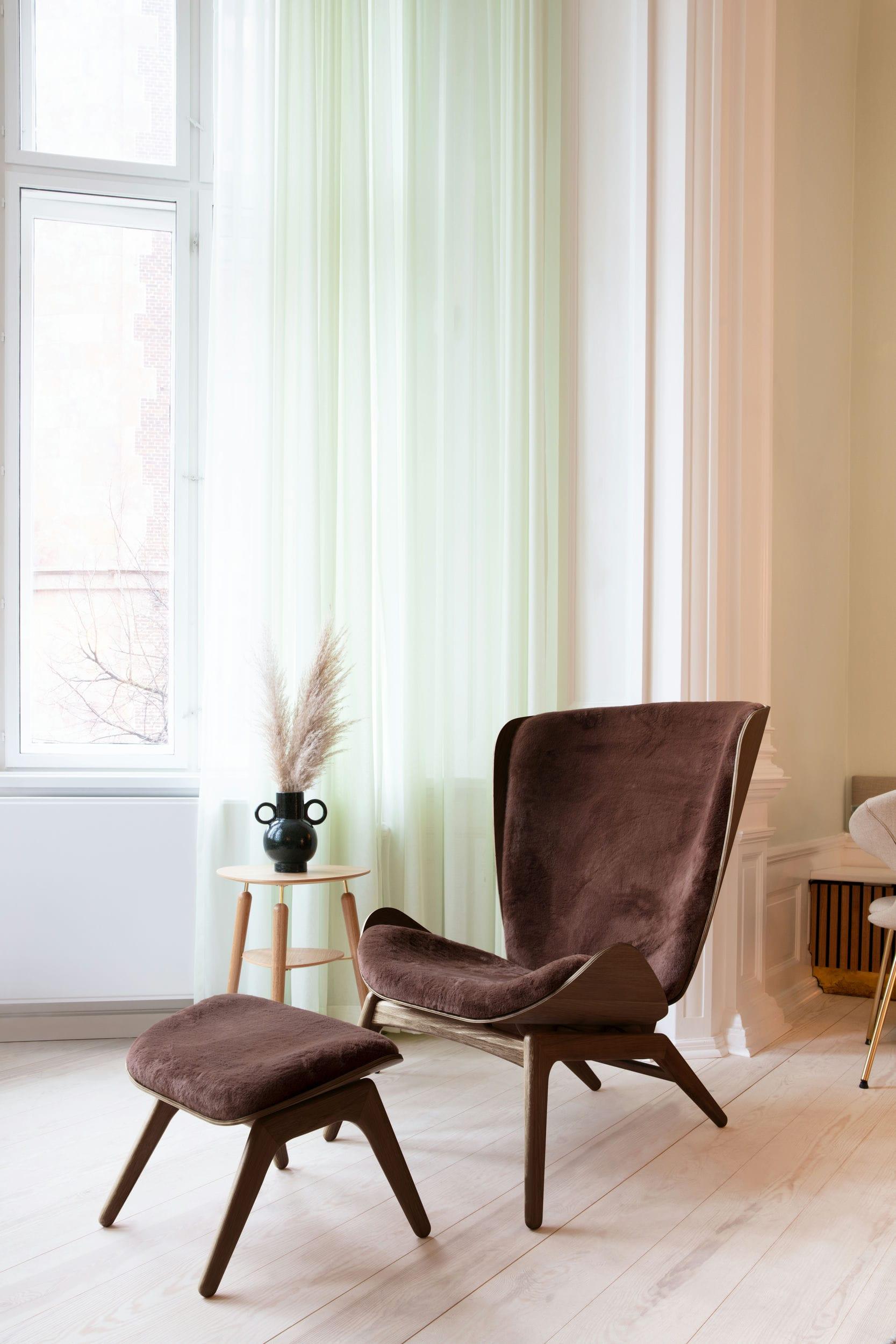 Podnóżek READER beżowy z ciemnodębową podstawą UMAGE Eye on Design
