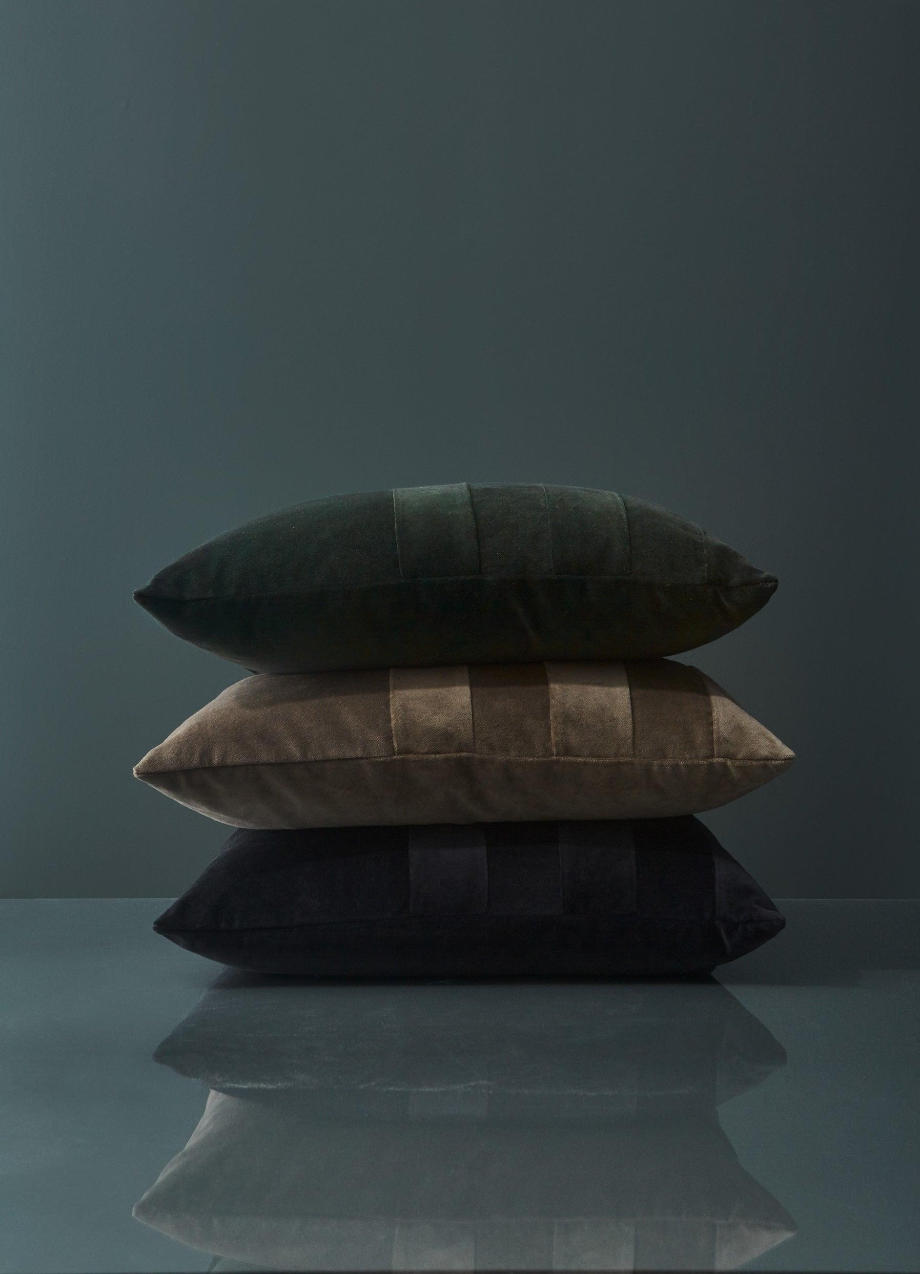 Poduszka aksamitna SANATI zielony AYTM Eye on Design