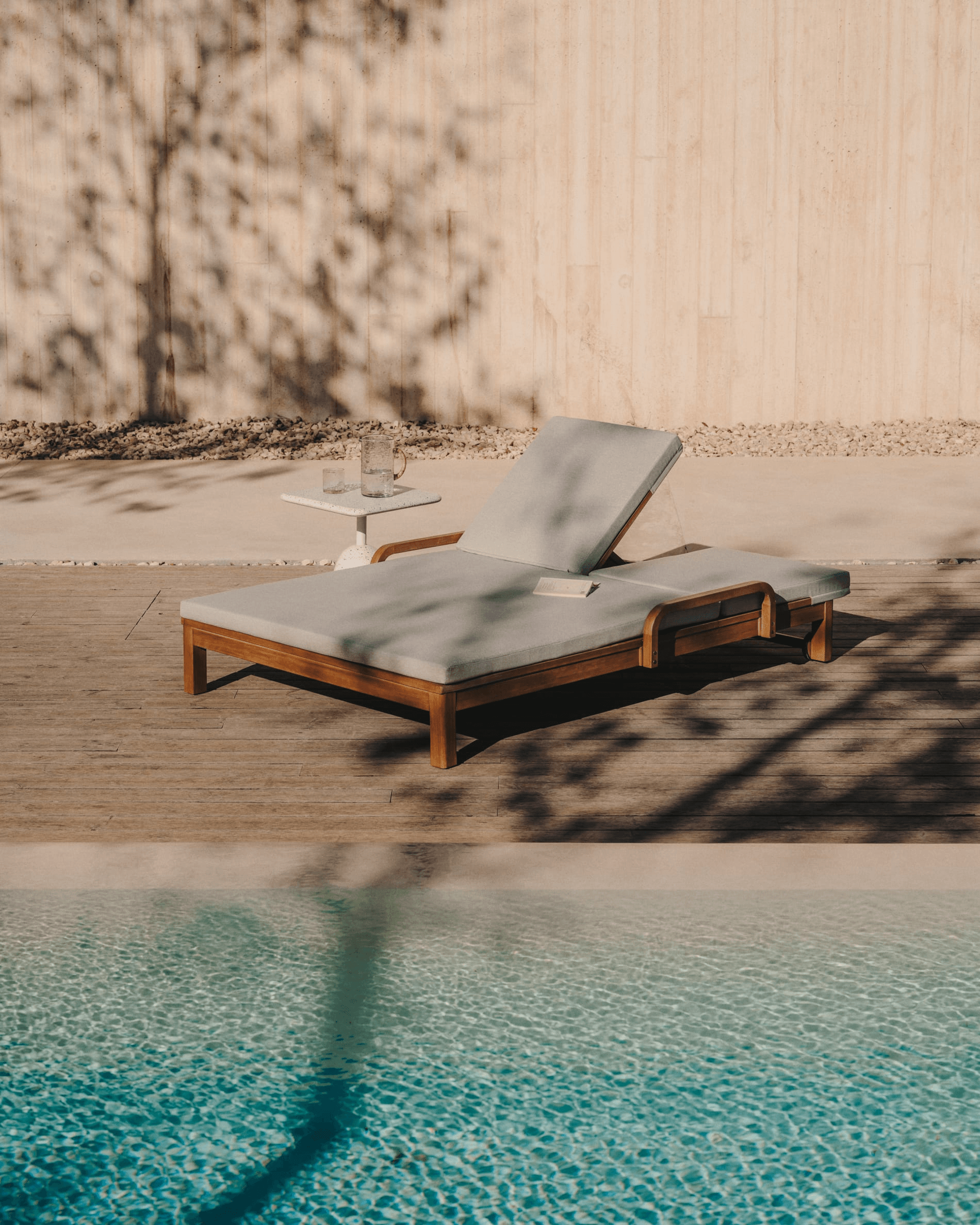 Podwójny leżak ogrodowy SONSAURA lite drewno eukaliptusowe La Forma Eye on Design