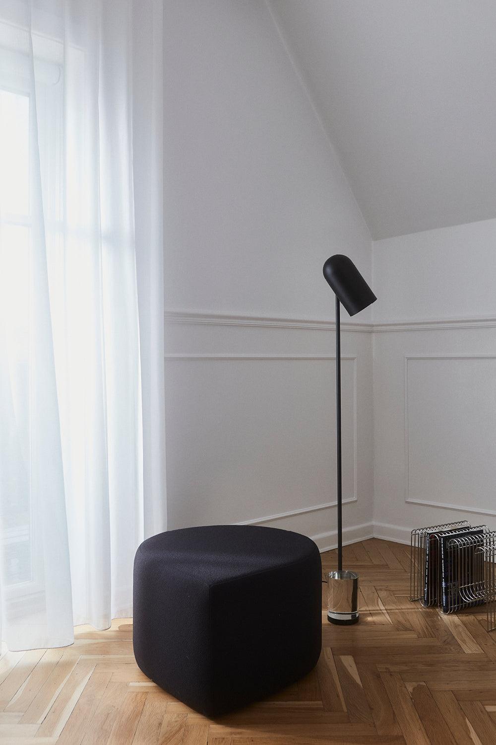 Puf z tkaniną boucle STILLA antracytowy AYTM Eye on Design