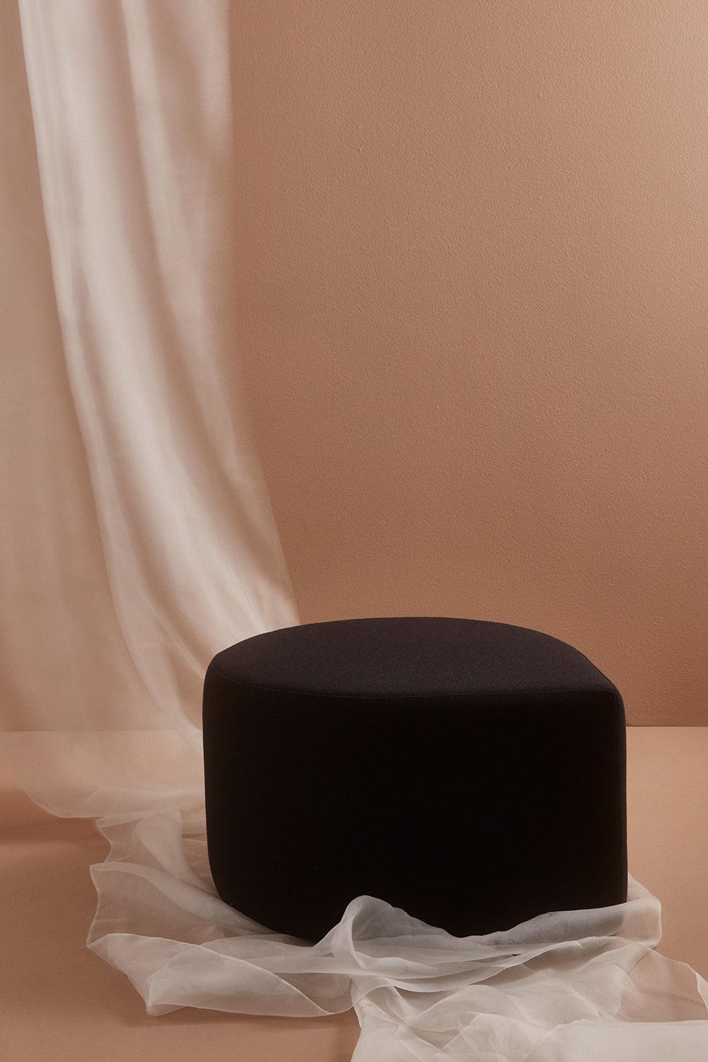 Puf z tkaniną boucle STILLA antracytowy AYTM Eye on Design