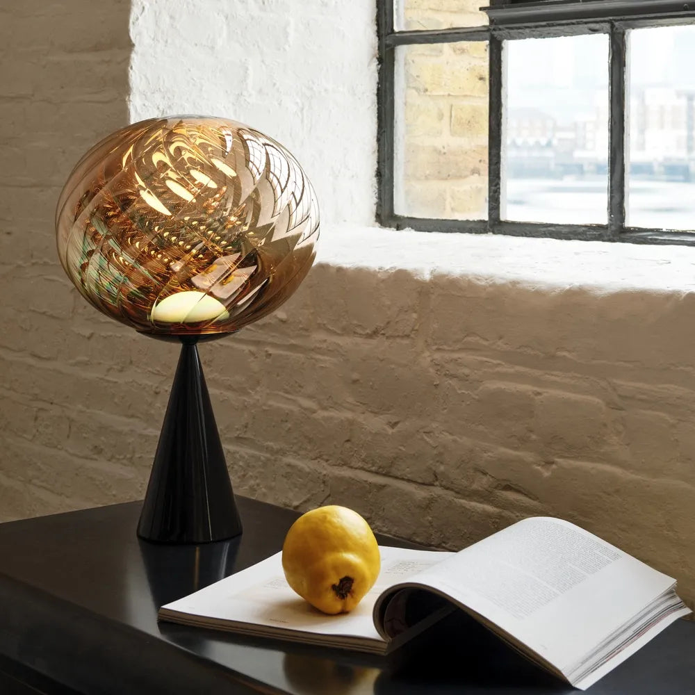 Tischlampe WHIRL gold mit schwarzem Fuß