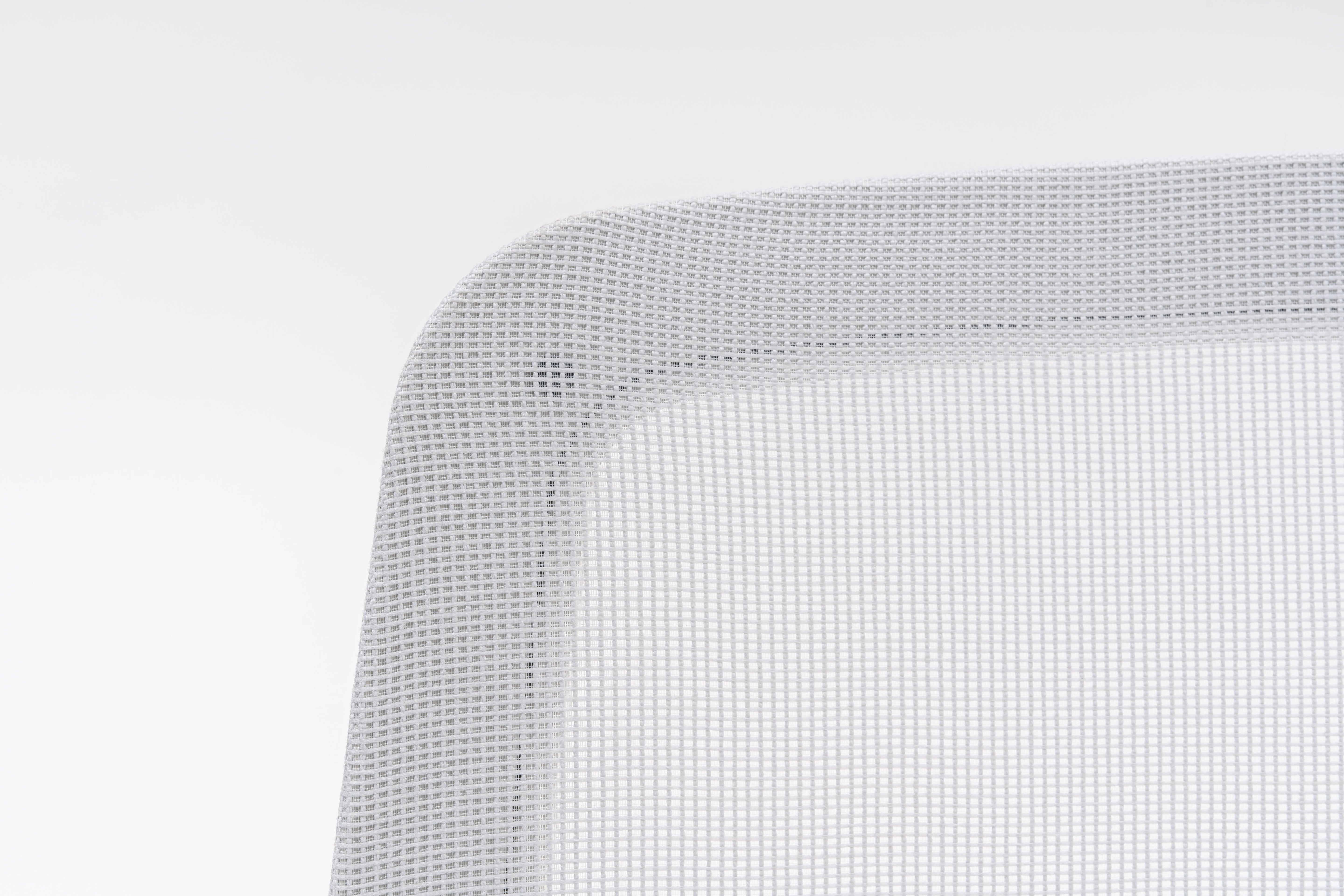 Sessel mit einer offenen Rückenlehne mit offener Arbeit mit Rädern an der harten Oberfläche