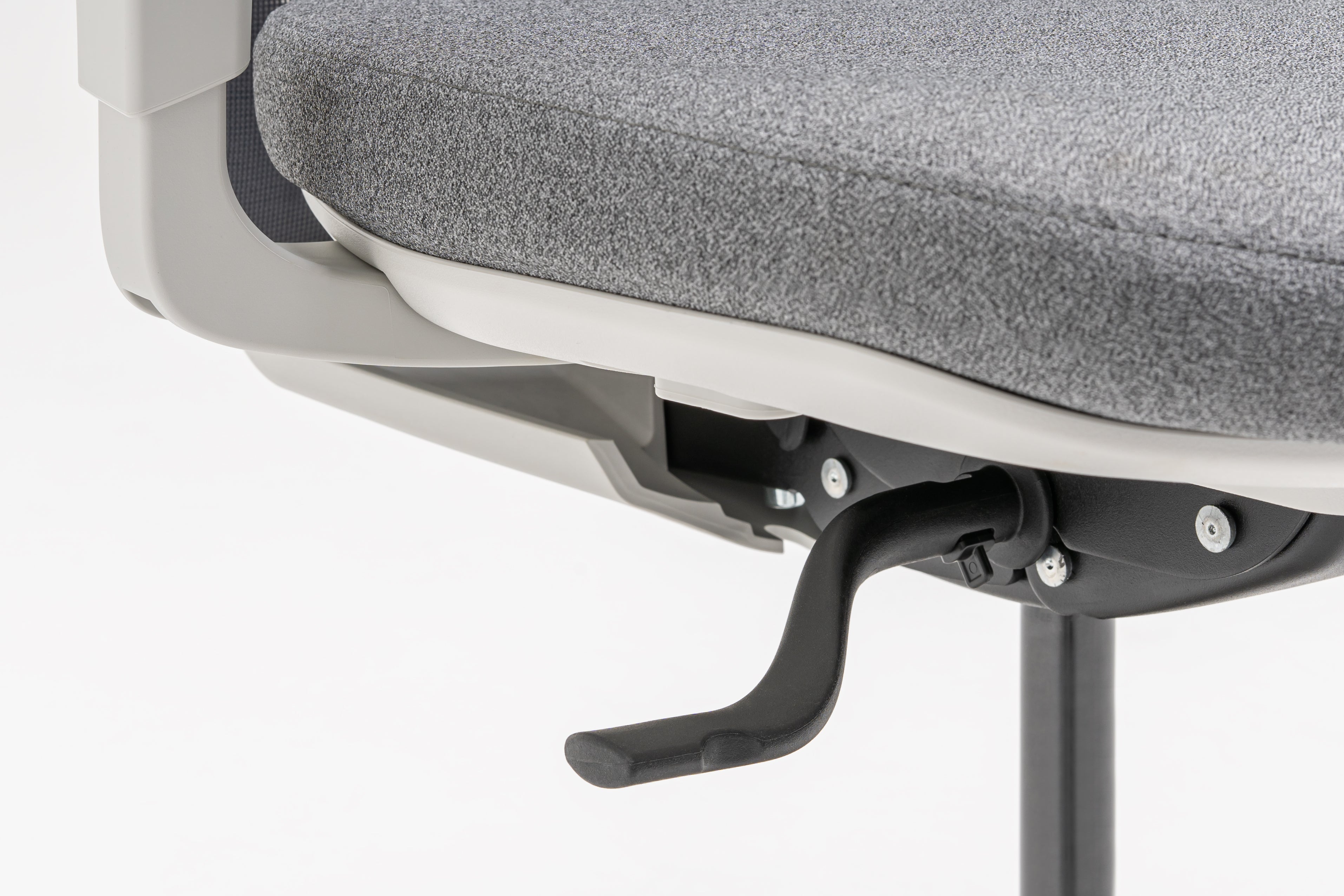 Sessel mit einer offenen Rückenlehne mit offener Arbeit mit Rädern an der harten Oberfläche