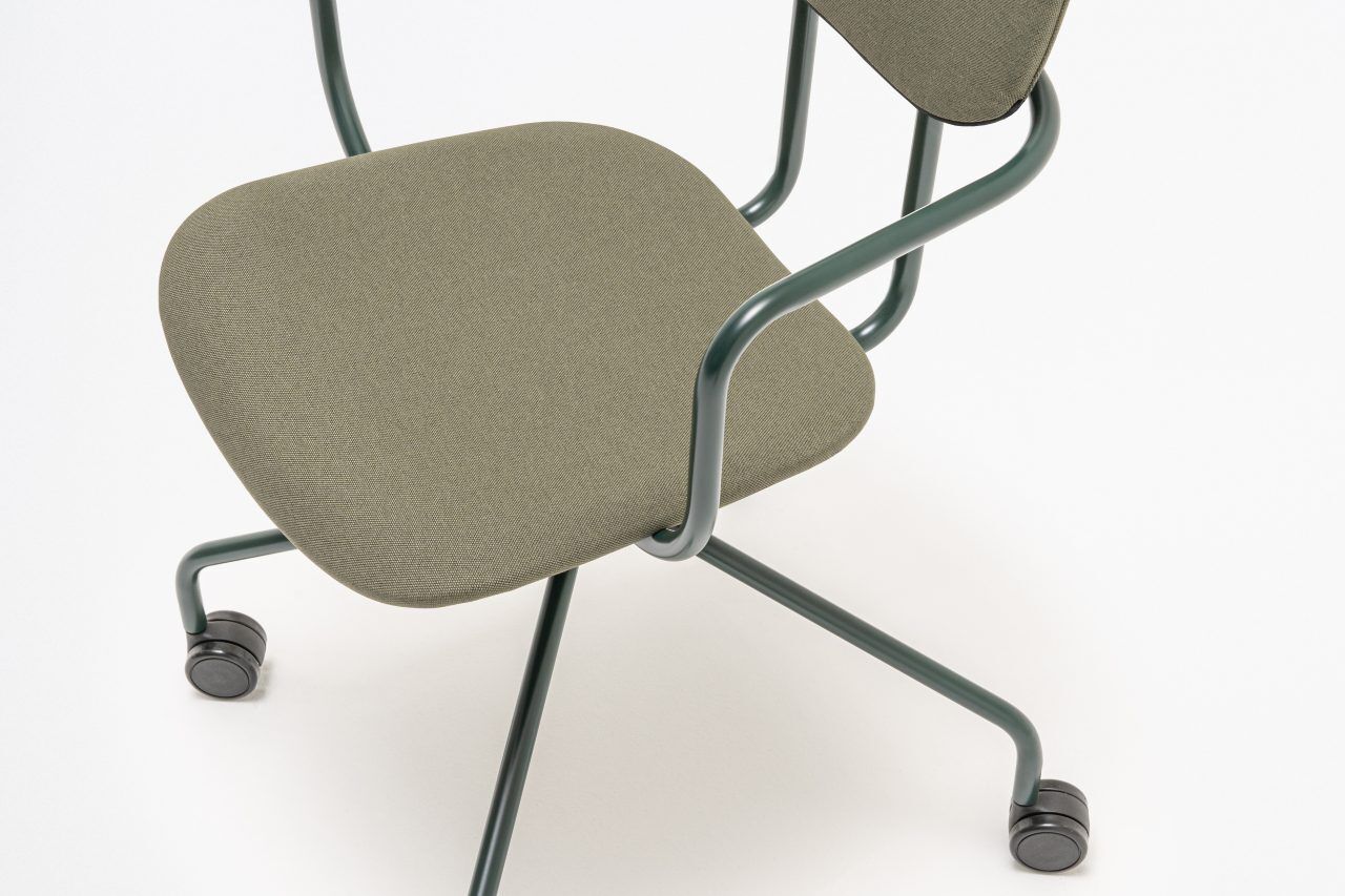 Krzesło biurowe z podłokietnikami NEW SCHOOL tapicerowane – .mdd