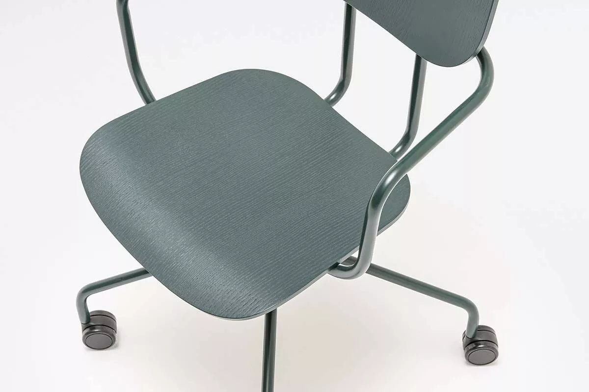 Krzesło biurowe z zagłówkiem NEW SCHOOL ceglasta podstawa z kółkami – .mdd
