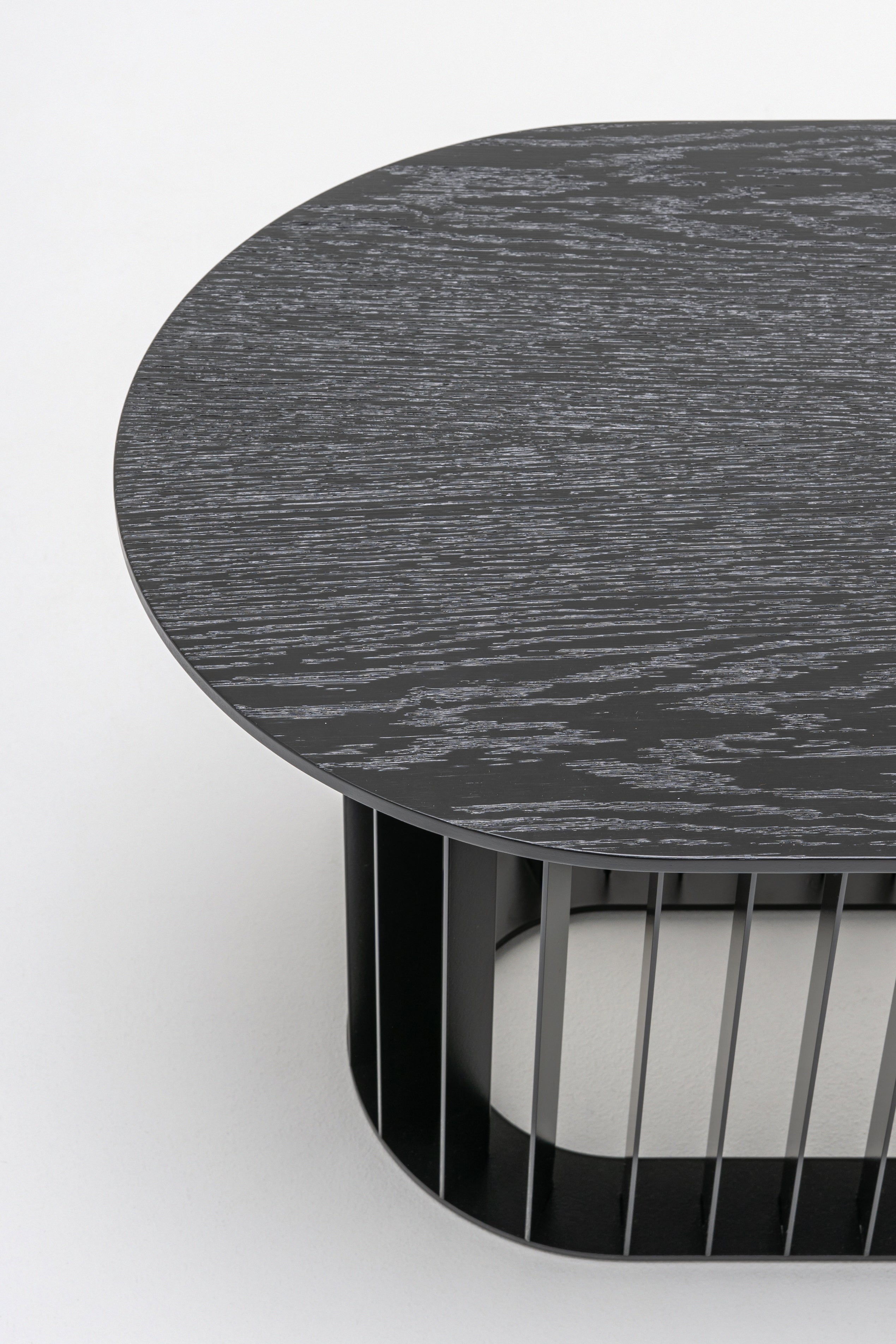 Rollen Sie Furnier Couchtisch mit einer Metallbasis