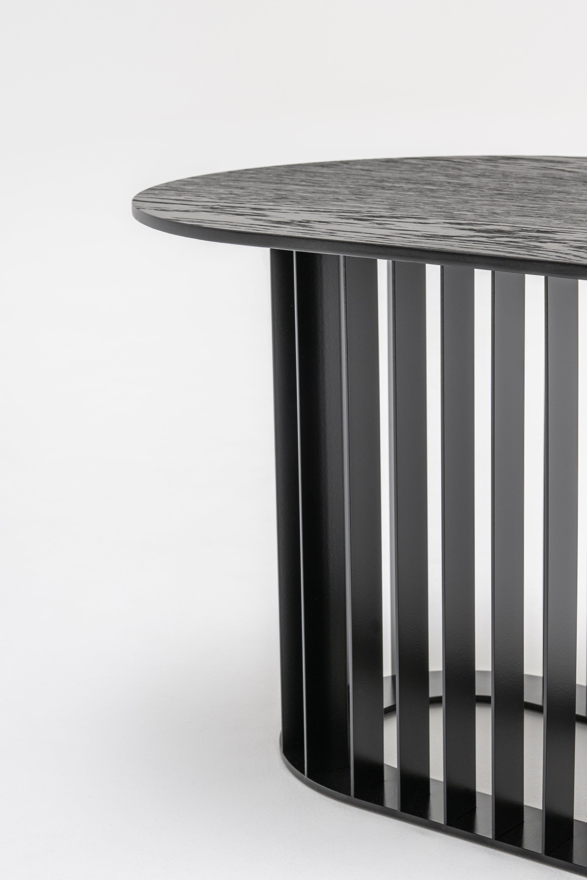 Rollen Sie Furnier Couchtisch mit einer Metallbasis