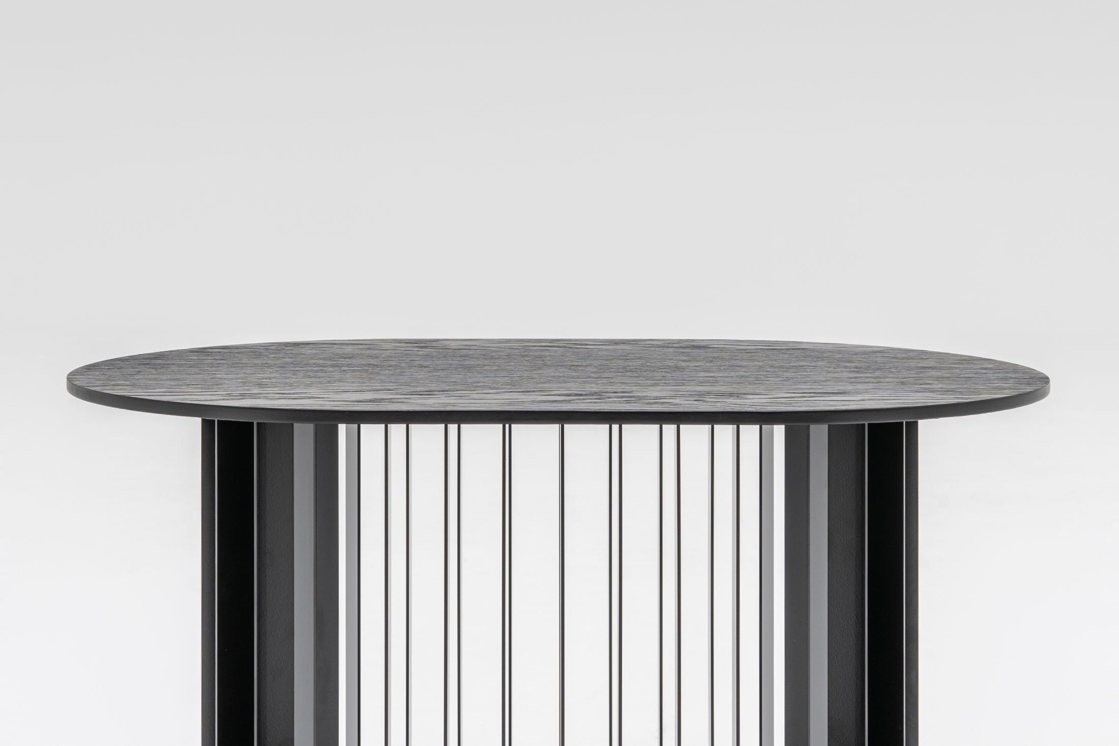 Rollen Sie Furnier Couchtisch mit einer Metallbasis