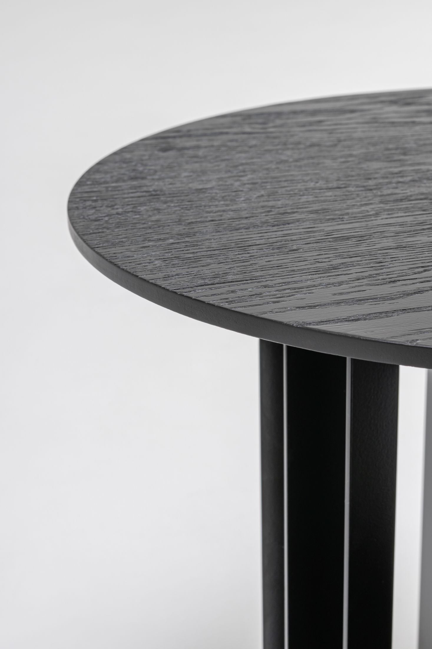 Rollen Sie Furnier Couchtisch mit einer Metallbasis