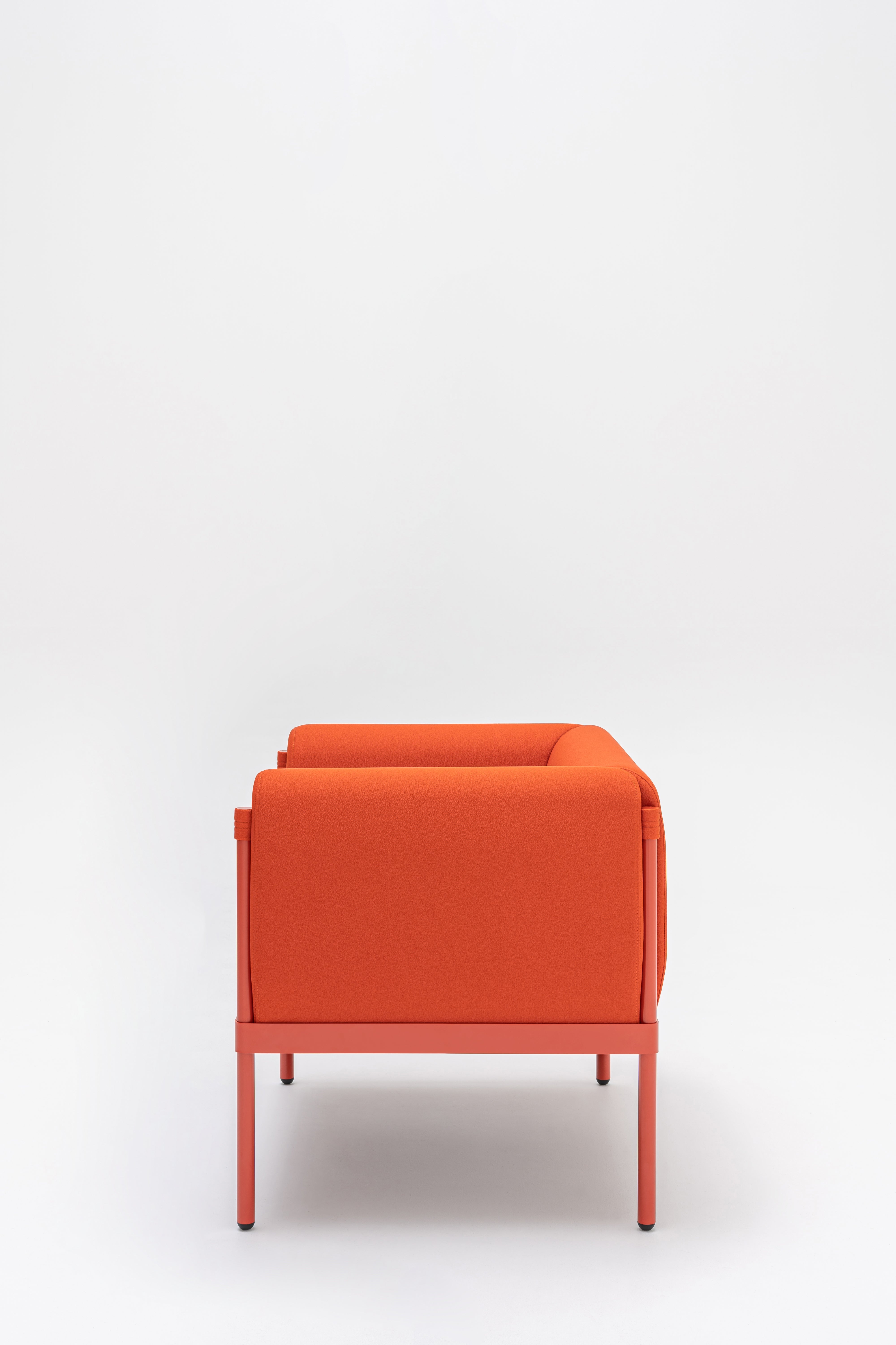 Fotel niski STILT tapicerowany – .mdd