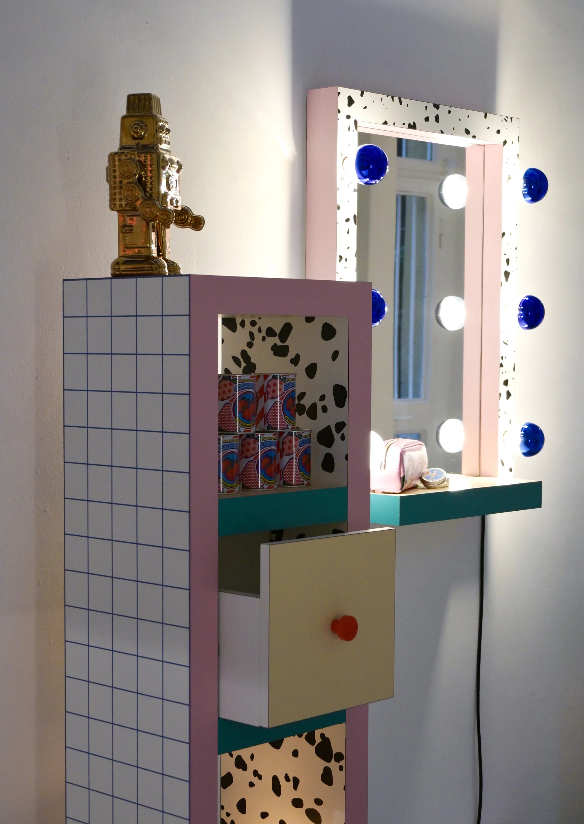 Badezimmerschrank SUPERSHELF BLUE GRID weiß mit Rosa und Gelb