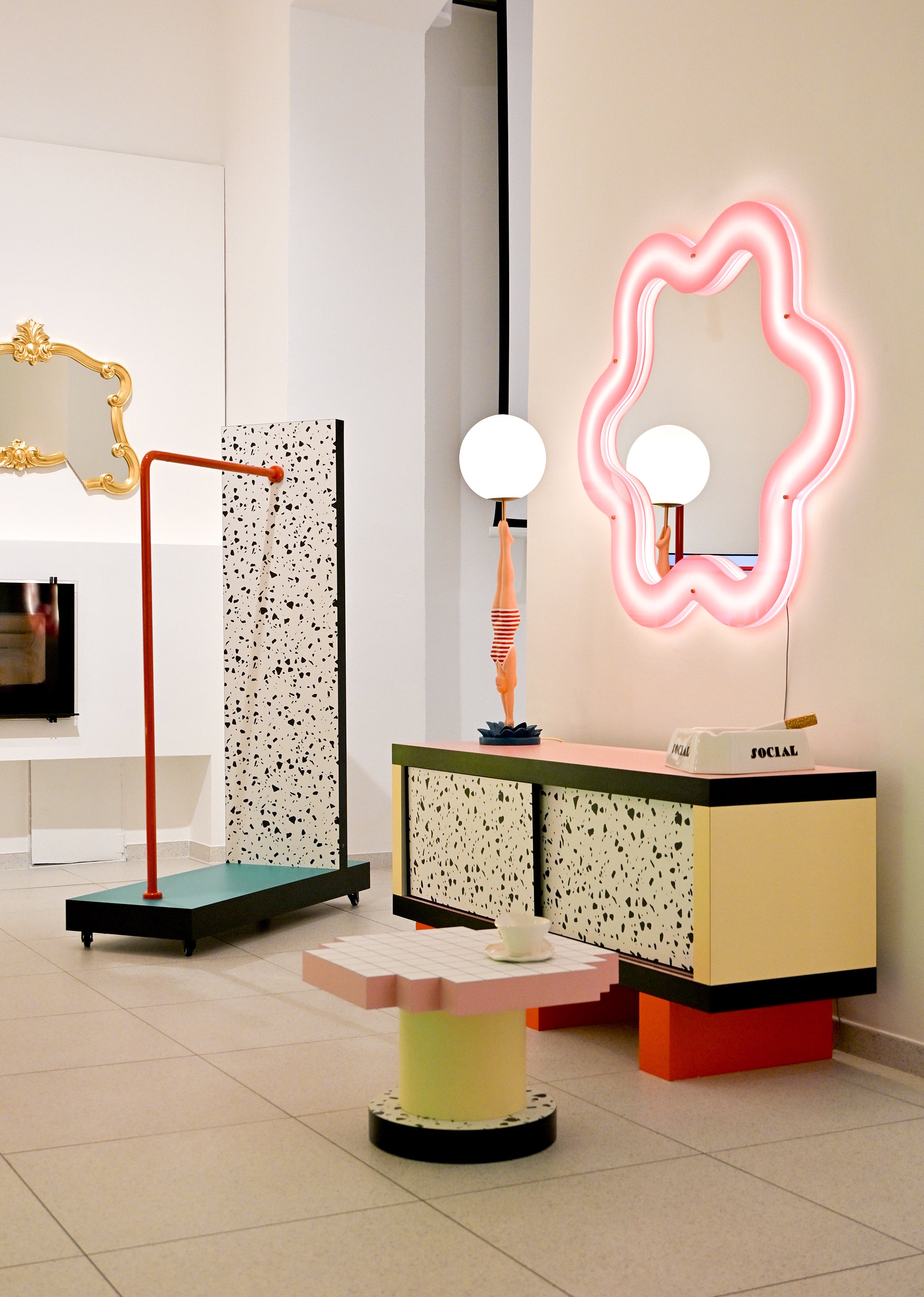 Kommode SUPERCABINET TERRAZZO weiß mit Rosa und Rot