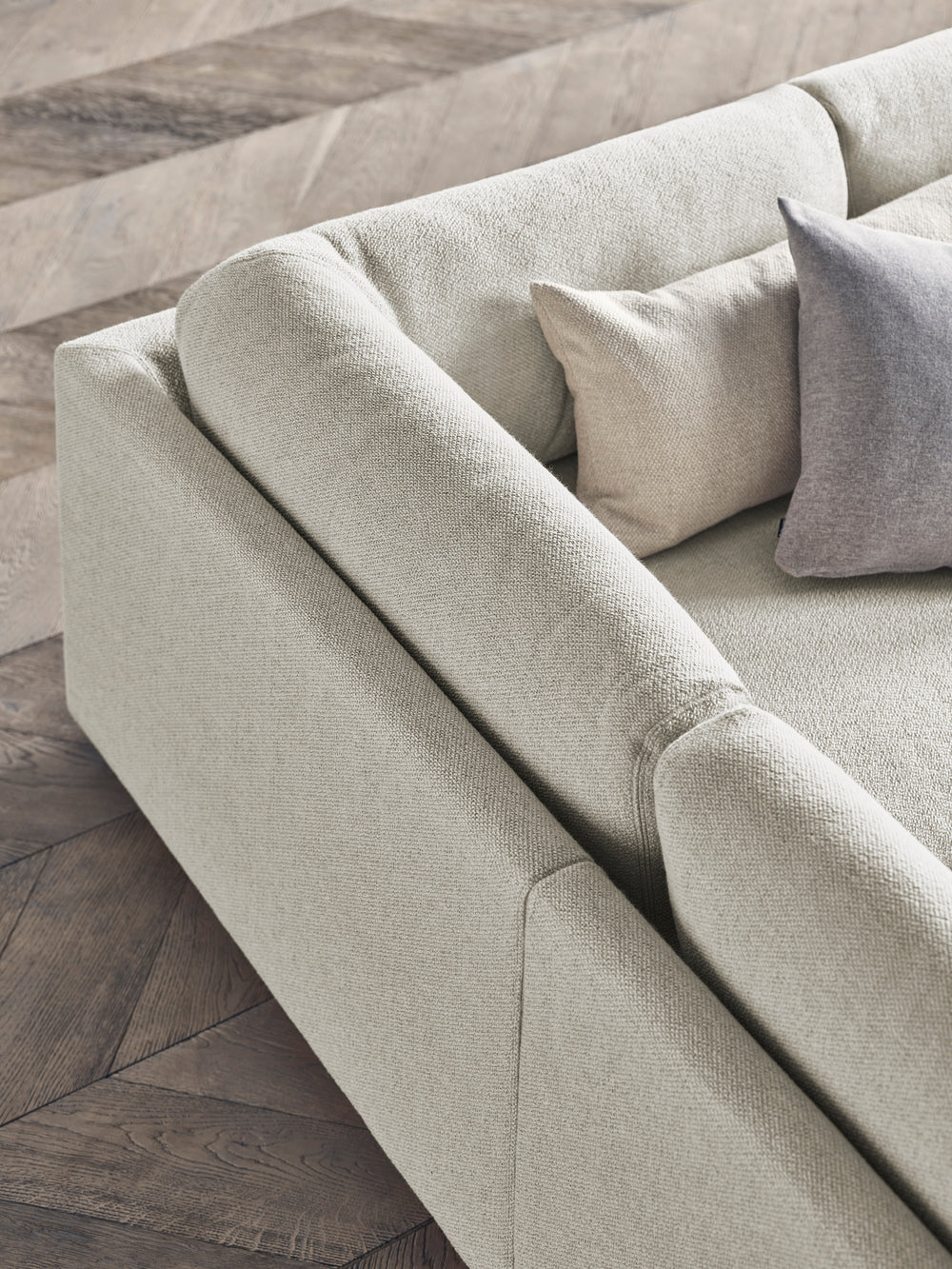 Eine Ecke mit einer linken Handsepia -Chaise -Seite -eine dunkle Basis mit einer dunklen Basis