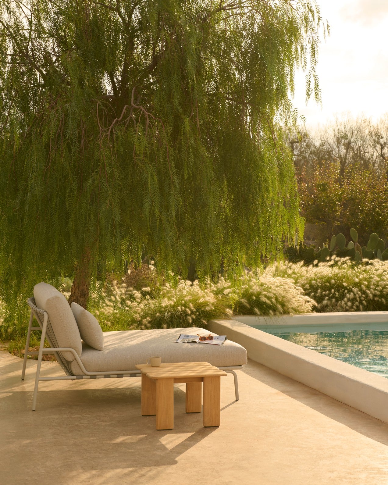 SETTLE Outdoor Lounger Brown with Taupe Base
