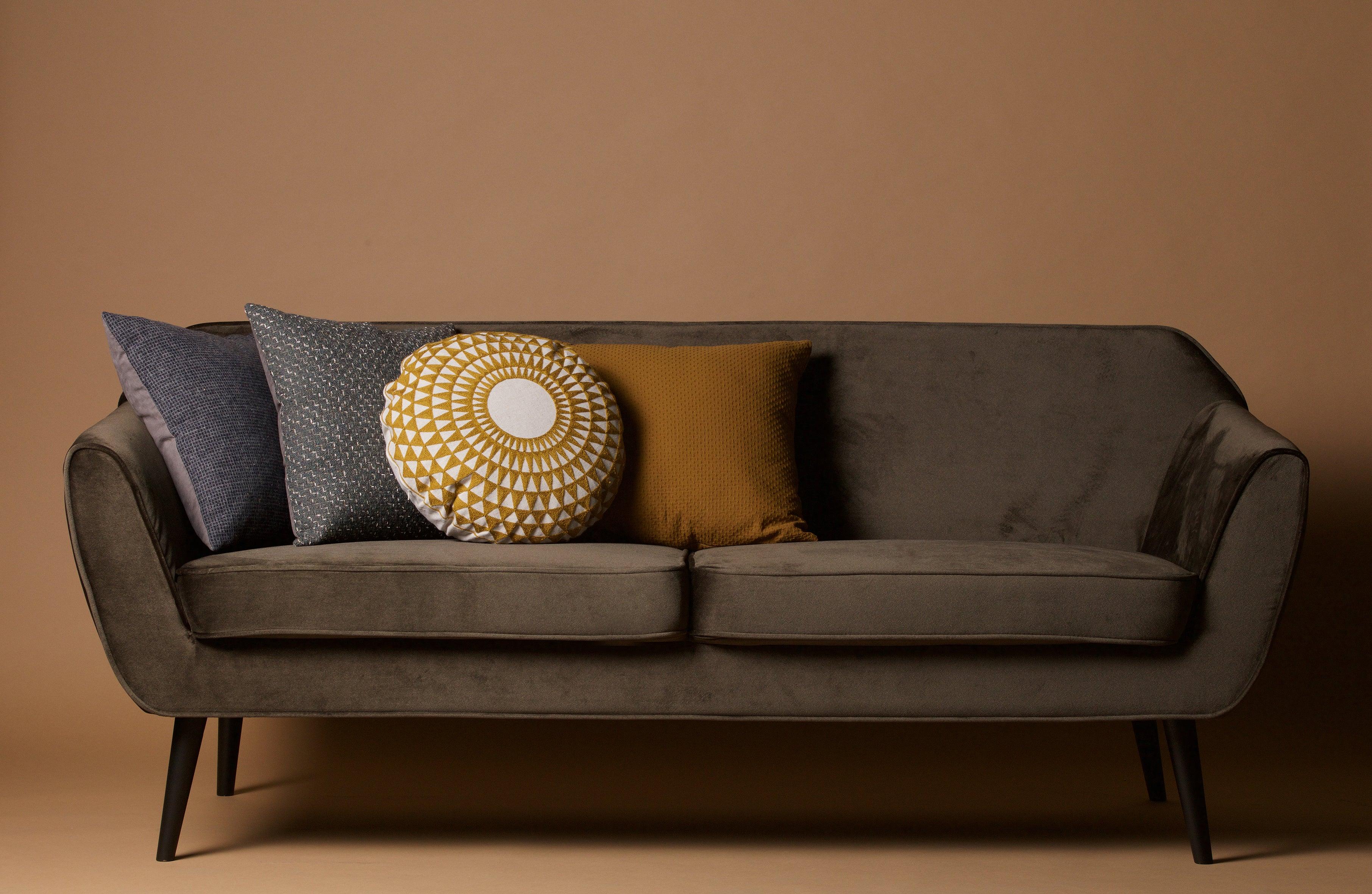 Sofa aksamitna 2,5-osobowa ROCCO oliwkowy Woood Eye on Design