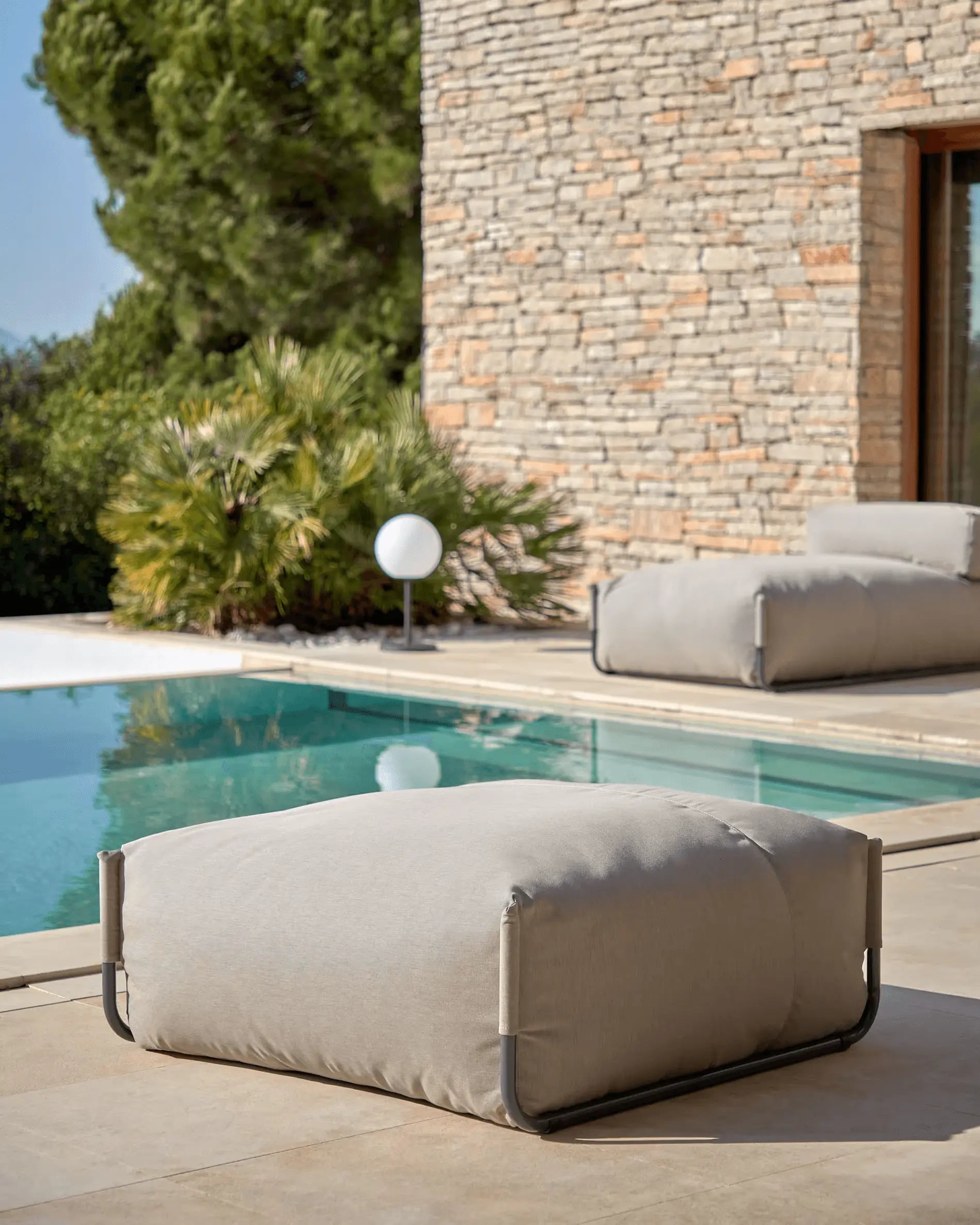 Sofa modułowa ogrodowa SQUARE - puf khaki na taras i do ogrodu – Kave Home