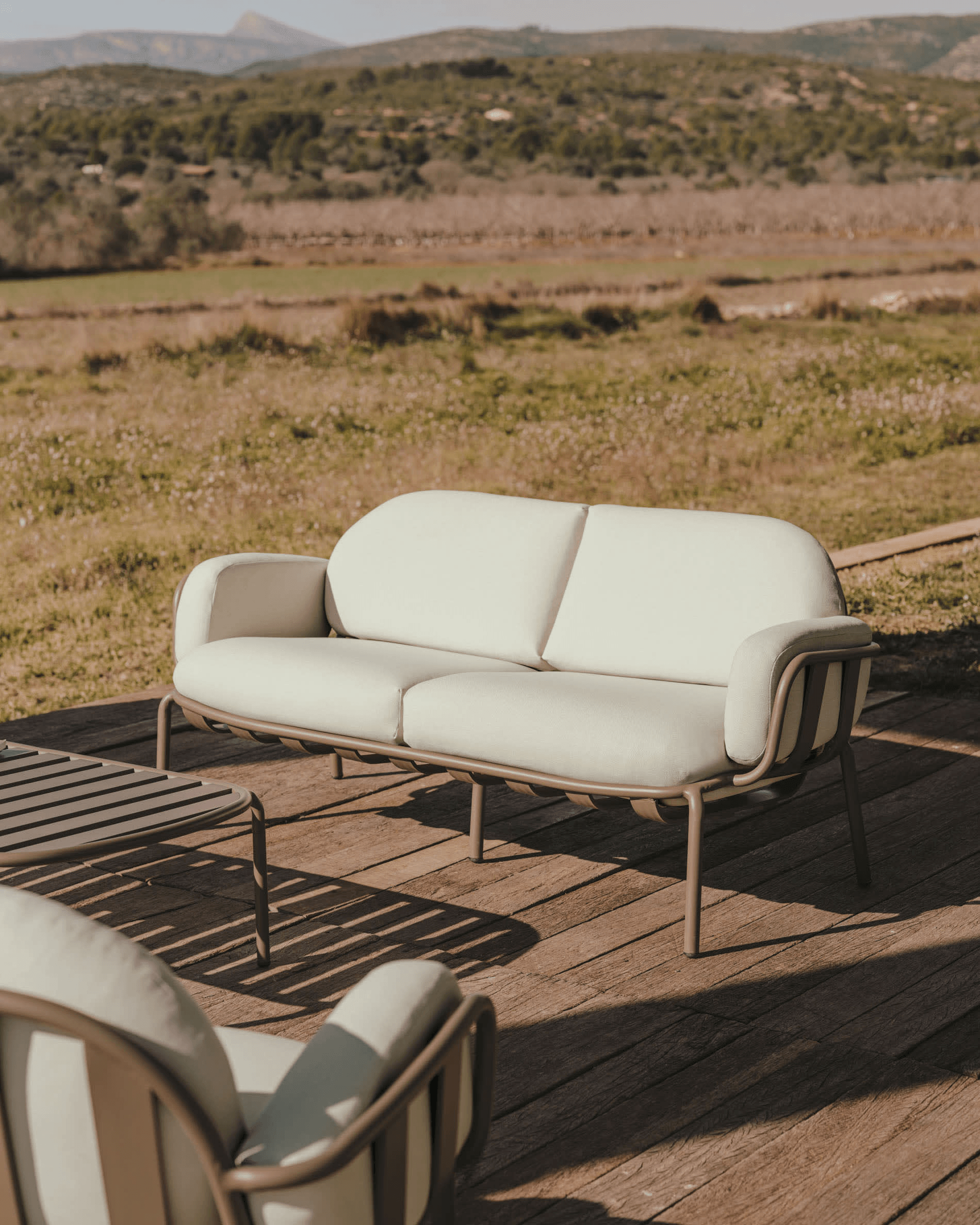 Sofa ogrodowa 2-osobowa JONCOLS beżowy z oliwkową podstawą La Forma Eye on Design