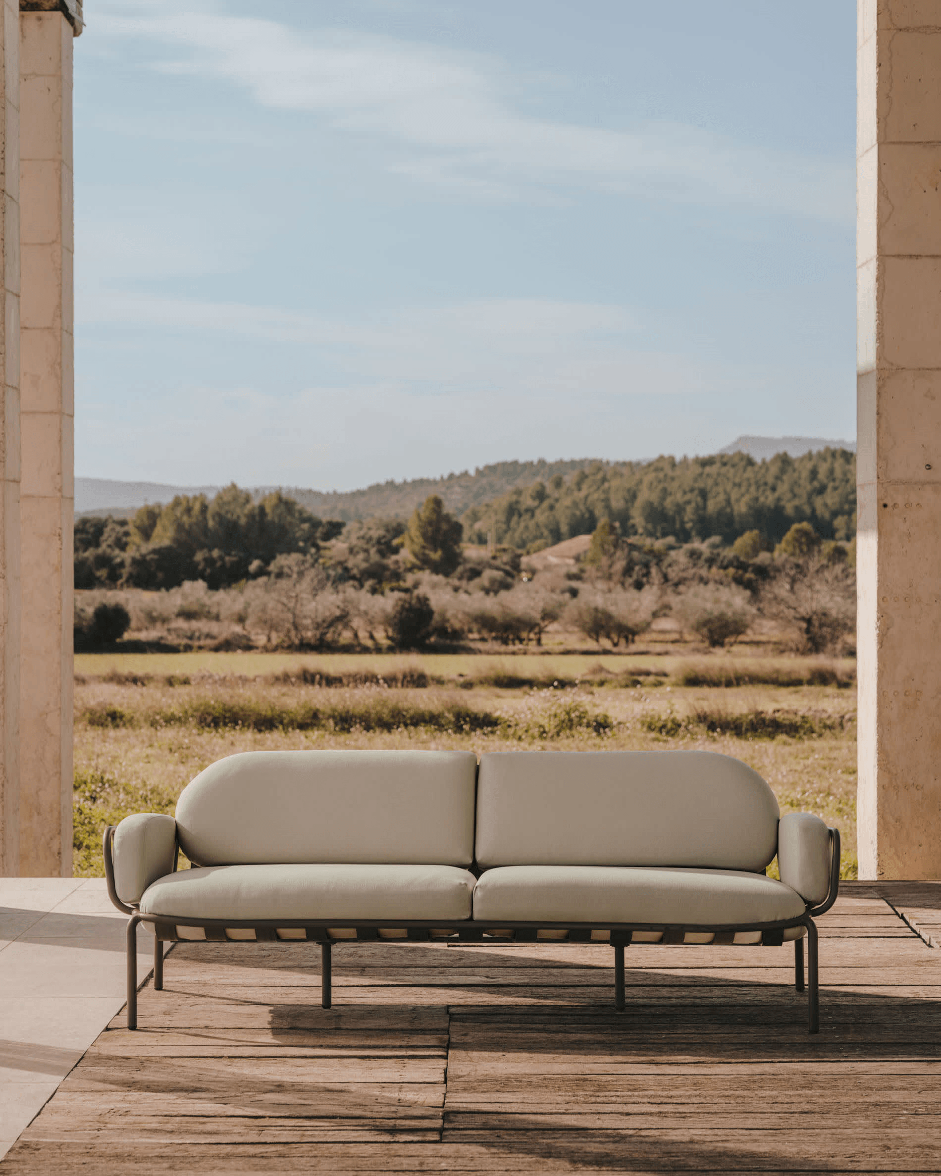 Sofa ogrodowa 3-osobowa JONCOLS szary z czarną podstawą La Forma Eye on Design