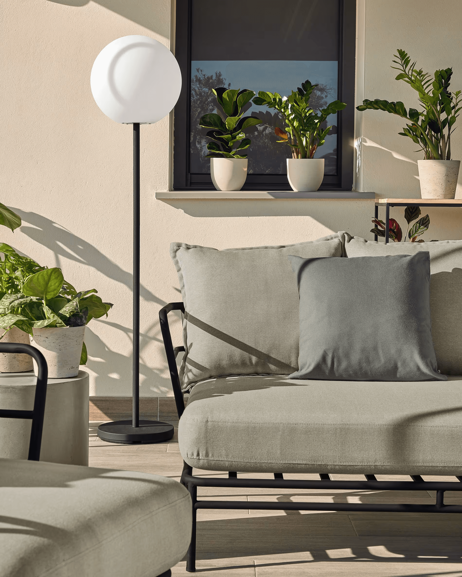 Sofa zewnętrzna 3-osobowa MARELUZ beżowy z czarną podstawą La Forma Eye on Design