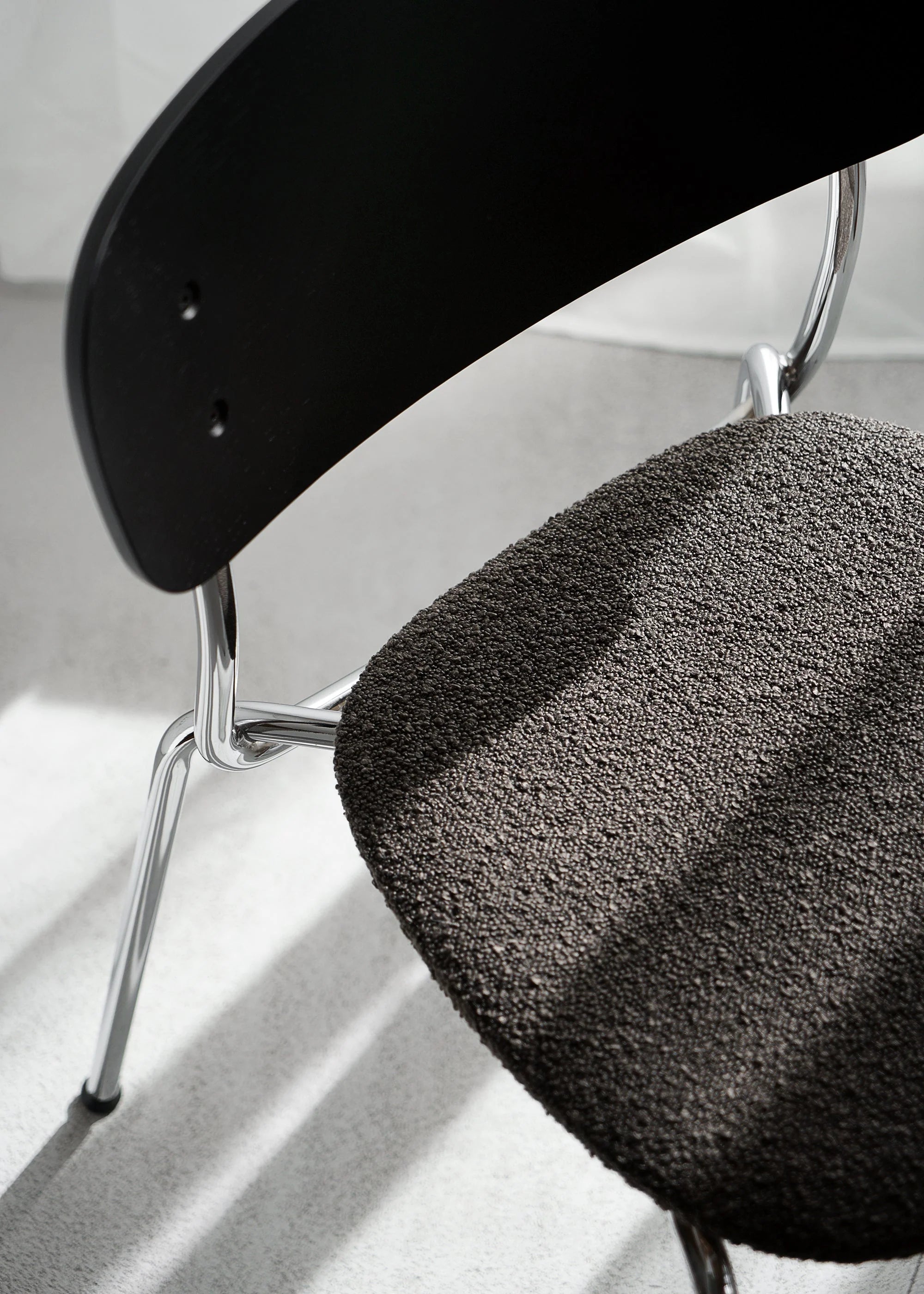 Stuhl SPLOT SOFT schwarzes Eichenholz mit verchromtem Gestell und schwarzem Bouclé