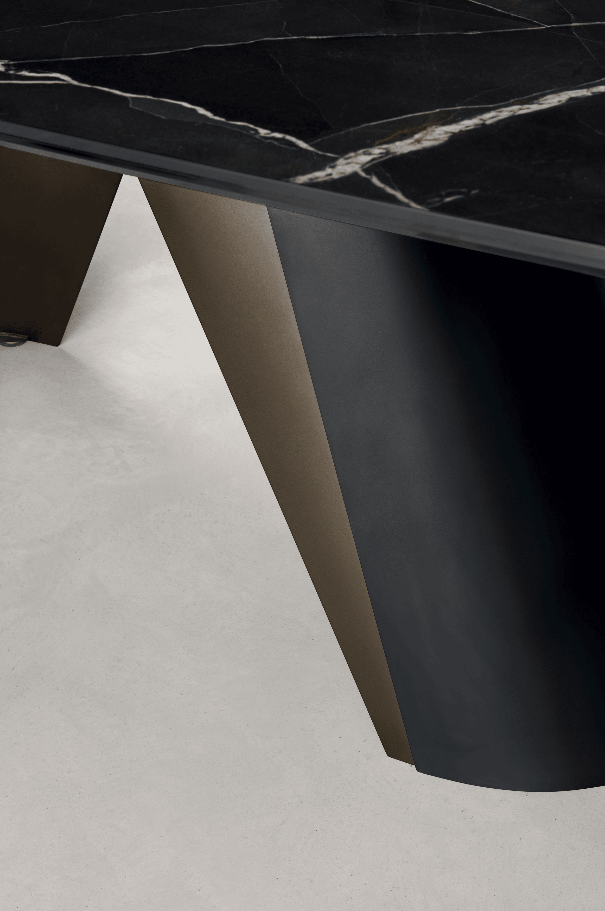 Stół APIAN antracytowe szkło Calligaris Eye on Design