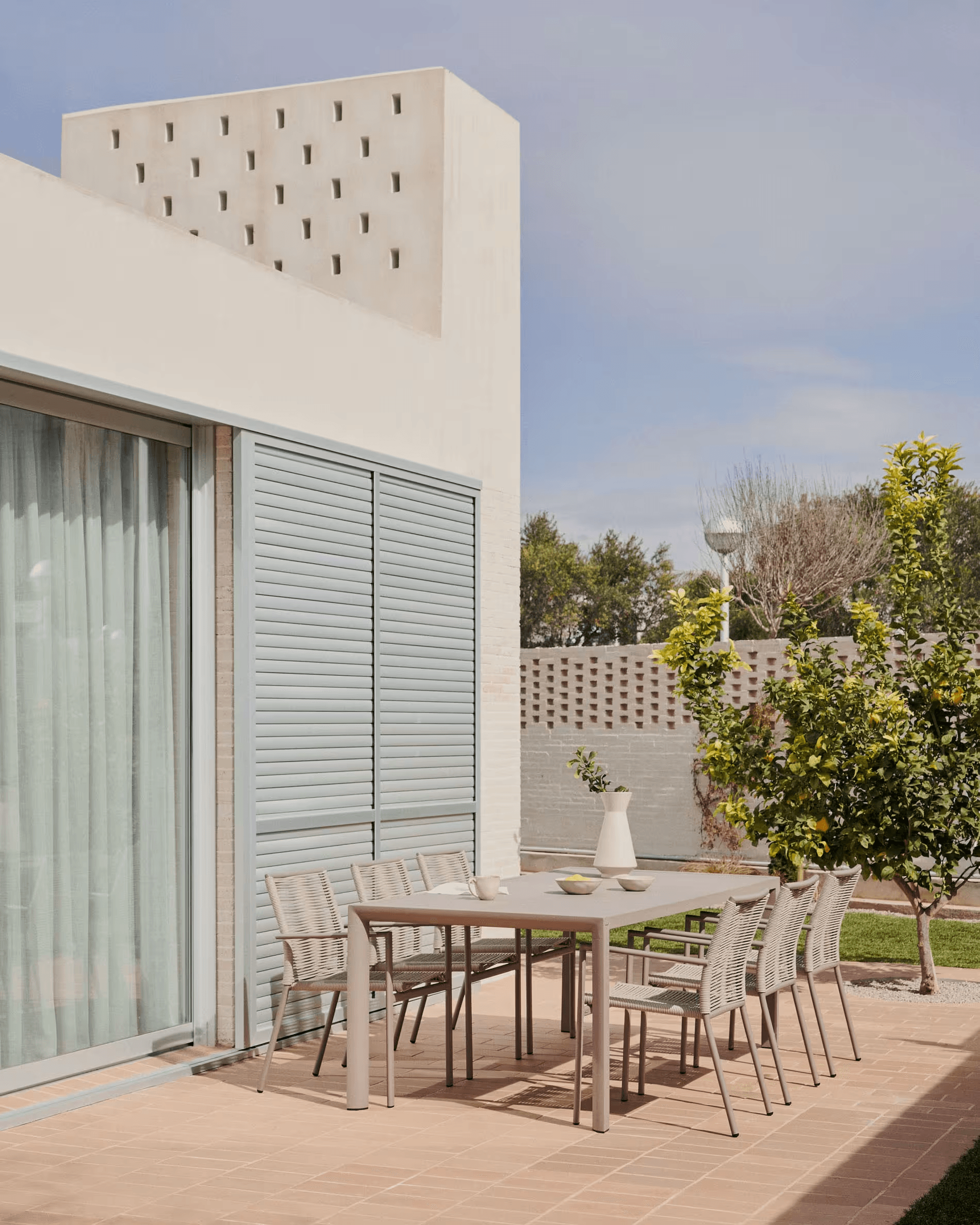 Stół ogrodowy CULIP jasnobrązowy La Forma Eye on Design