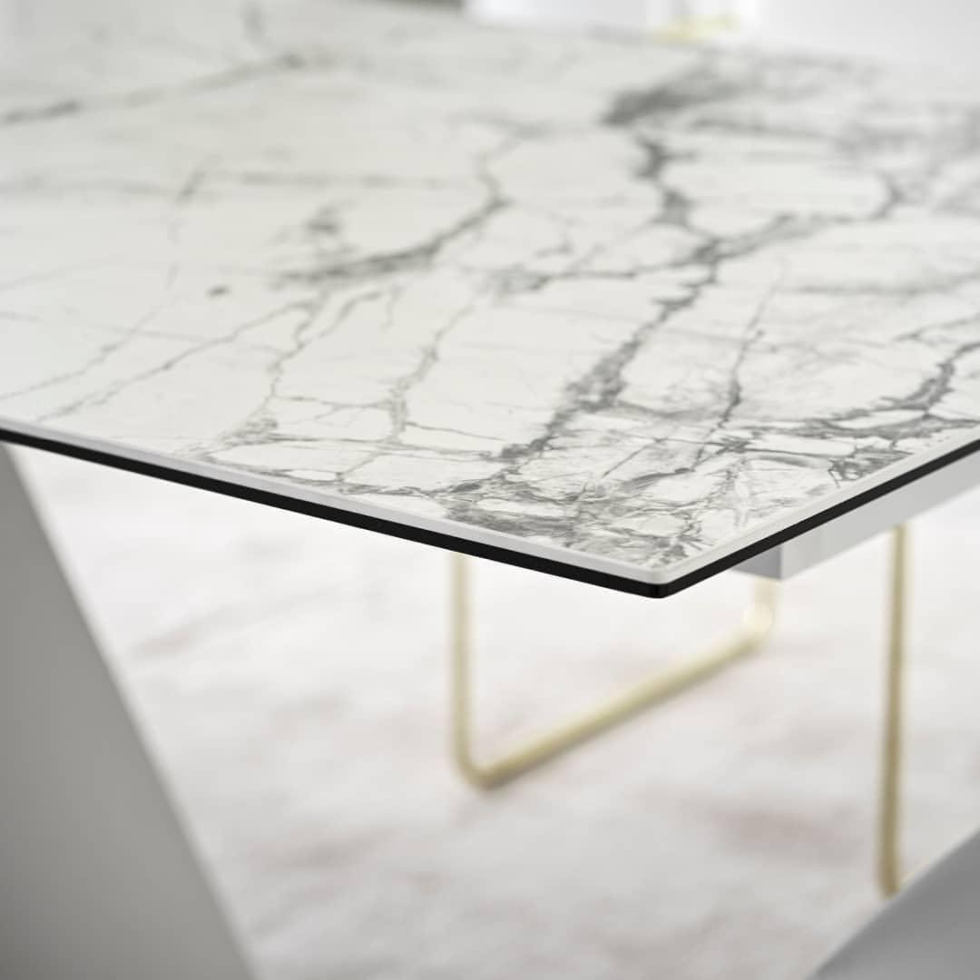 Stół prostokątny rozkładany ICARO złoty marmur, marka Calligaris