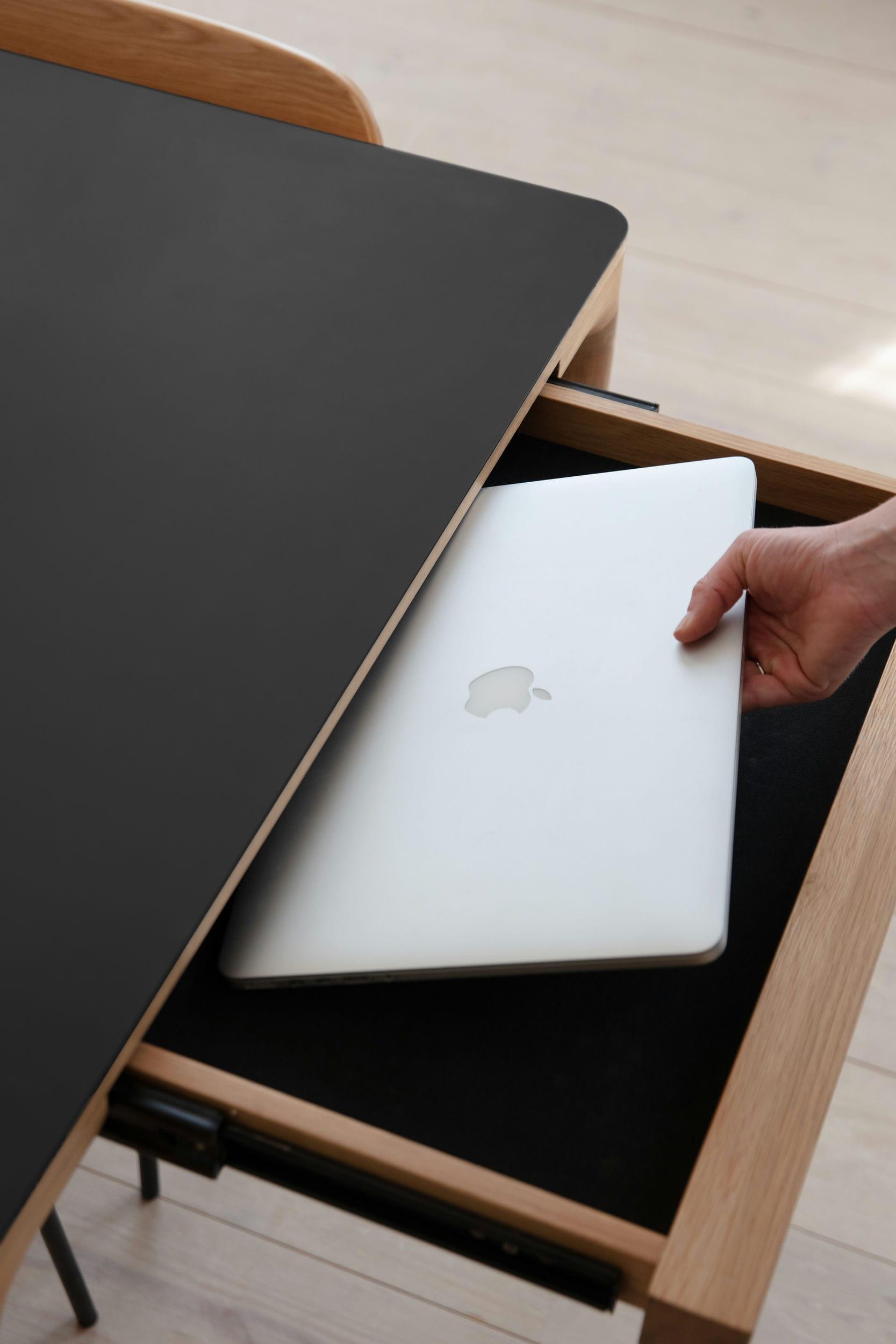 Stół rozkładany HEART'N'SOUL dębowy z czarnym blatem UMAGE Eye on Design