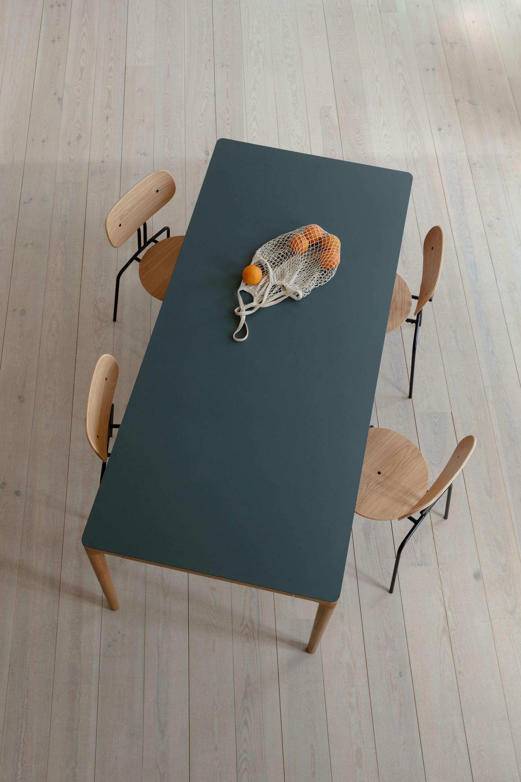 Stół rozkładany HEART'N'SOUL dębowy z oliwkowym blatem UMAGE Eye on Design