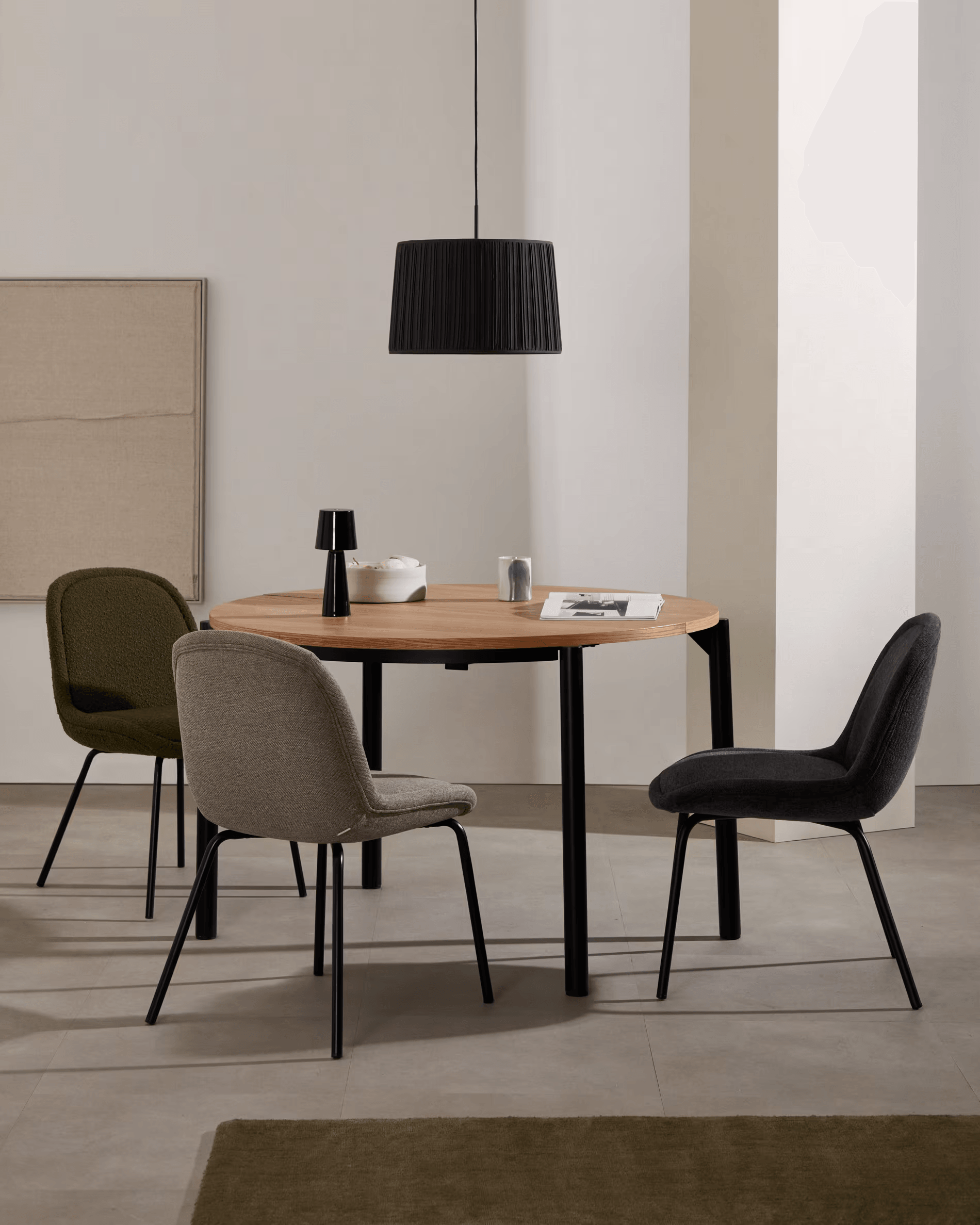 Stół rozkładany MONTUIRI fornir dębowy z czarną podstawą La Forma Eye on Design