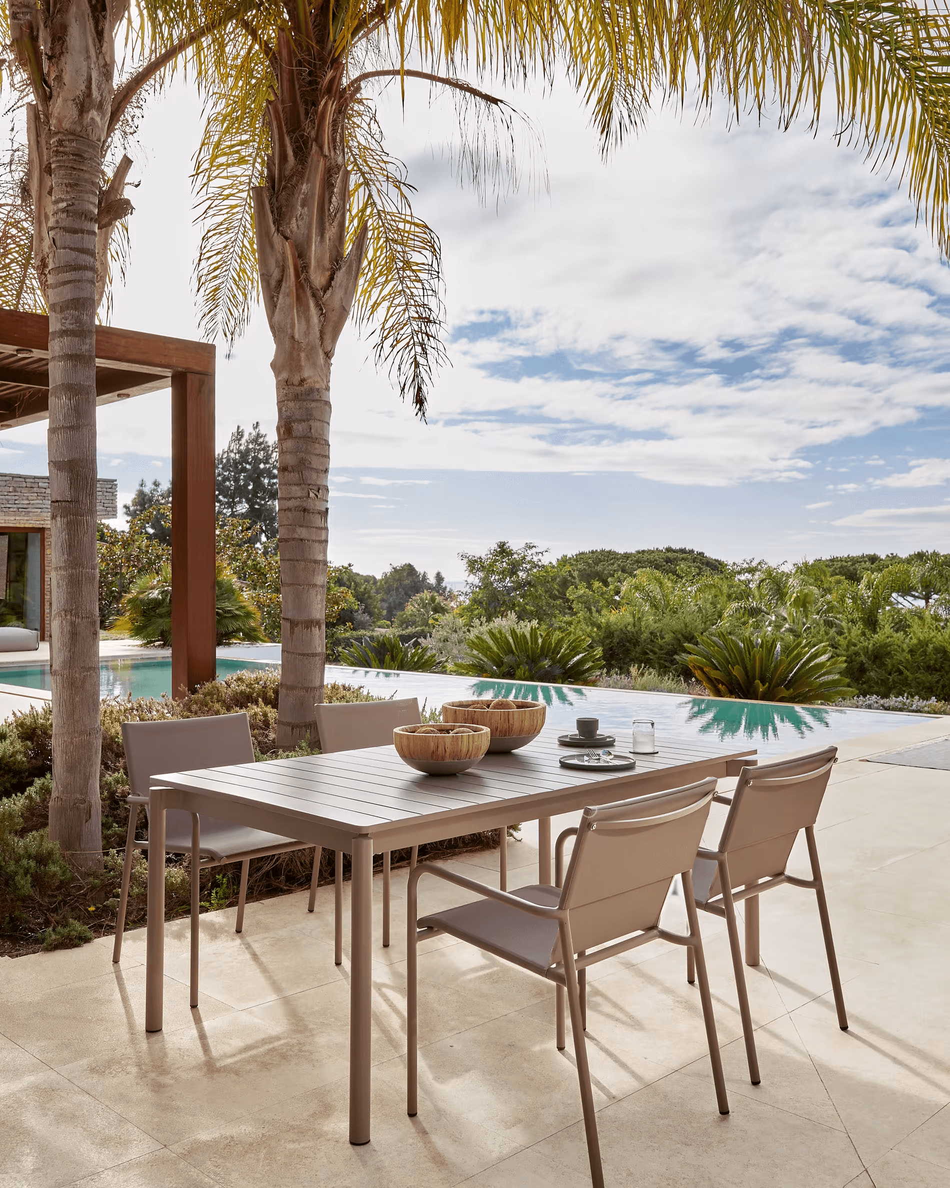 Stół rozkładany ogrodowy ZALTANA brązowy La Forma Eye on Design