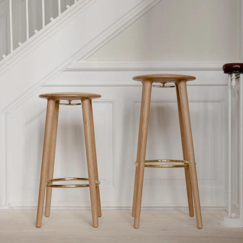 Stołek barowy THE SOCIALITE ciemno dębowy UMAGE Eye on Design