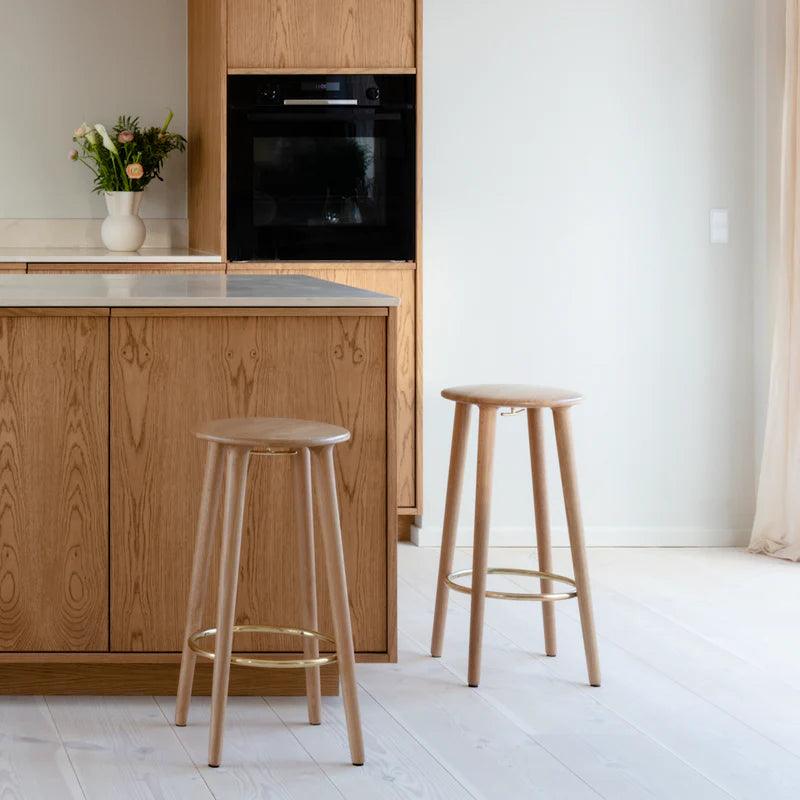 Stołek barowy THE SOCIALITE ciemno dębowy UMAGE Eye on Design