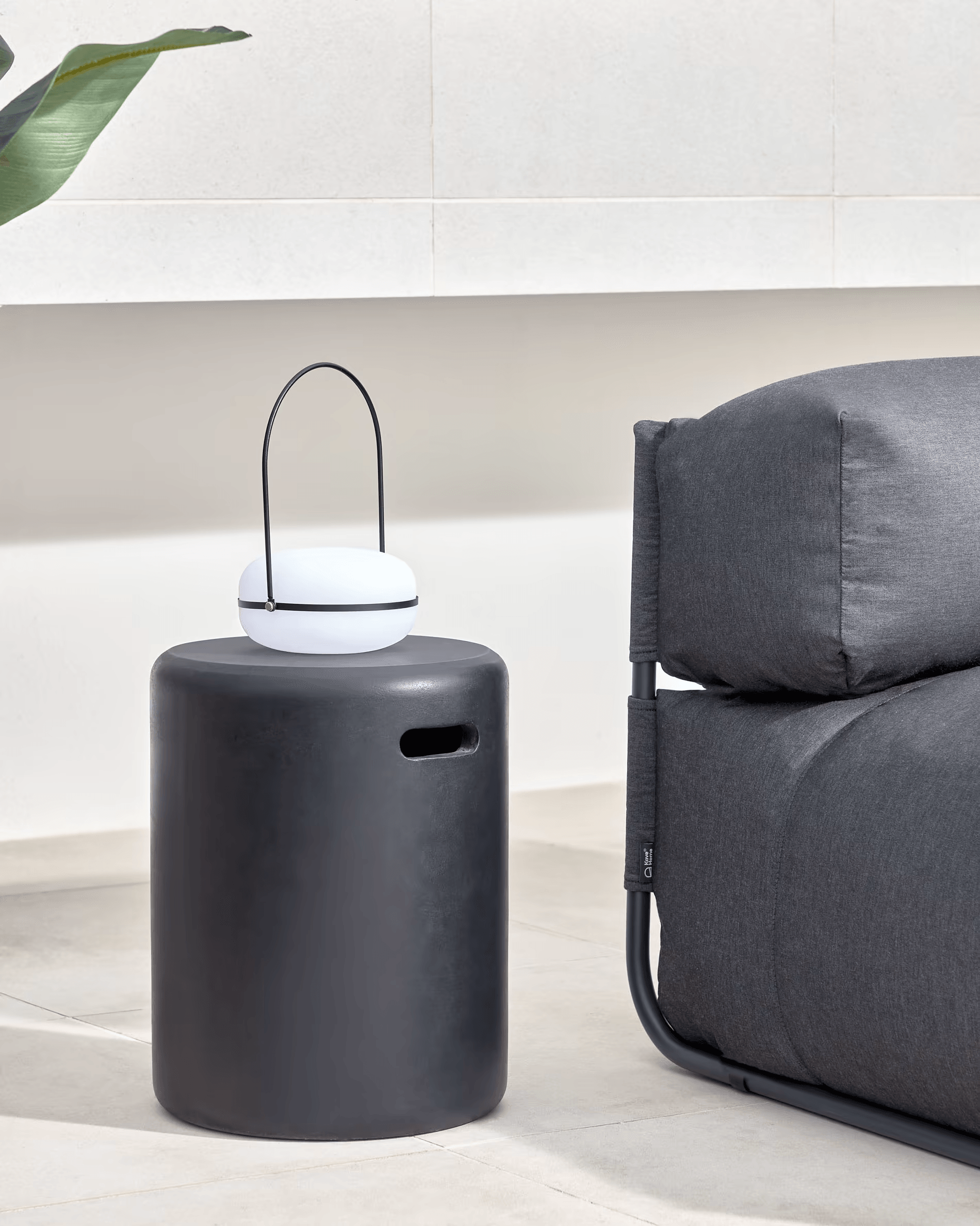 Stołek ogrodowy z cementu TAIMI czarny La Forma Eye on Design