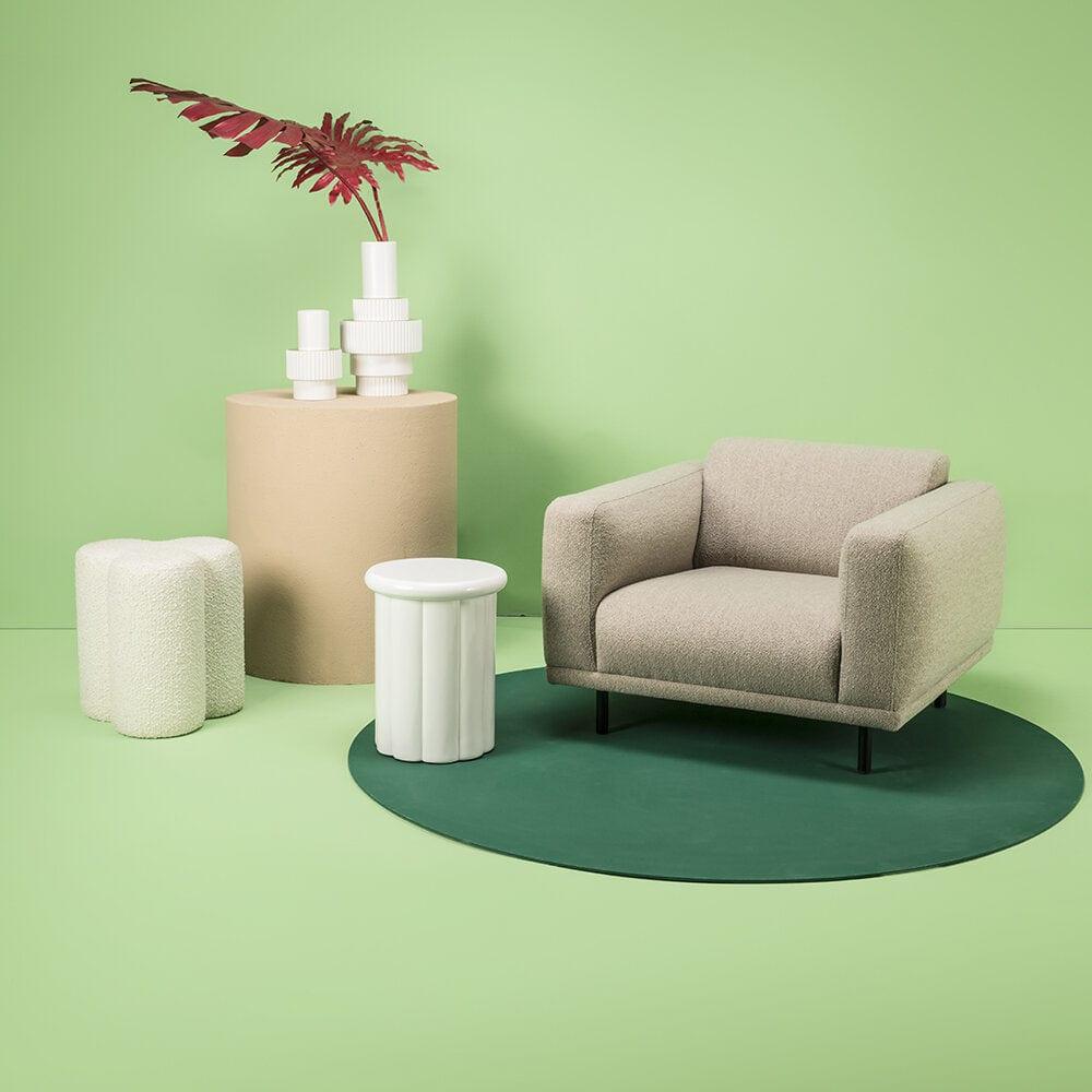 Stołek w tkaninie boucle CLOVER beżowy Pols Potten Eye on Design