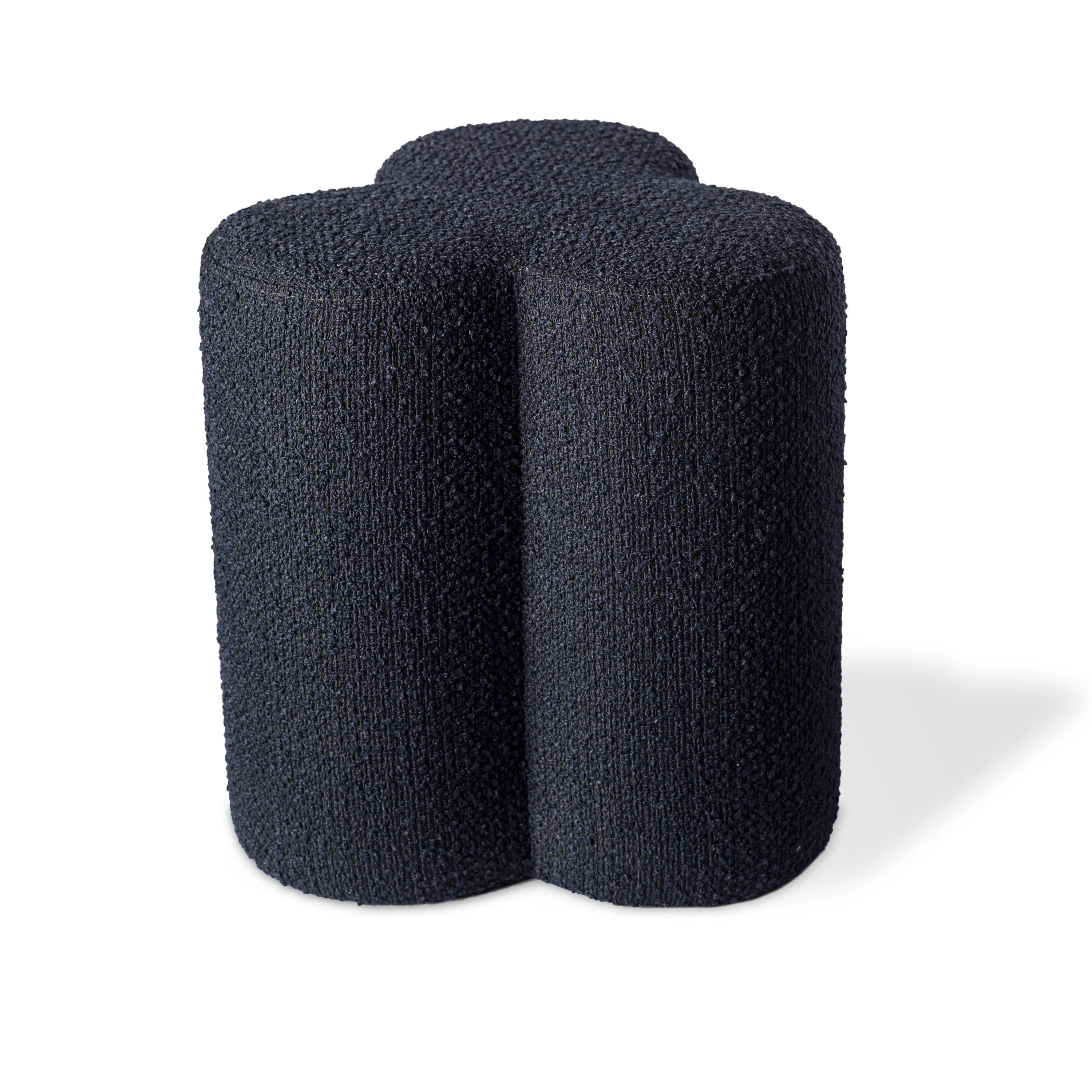 Stołek w tkaninie boucle CLOVER ciemnoniebieski Pols Potten Eye on Design