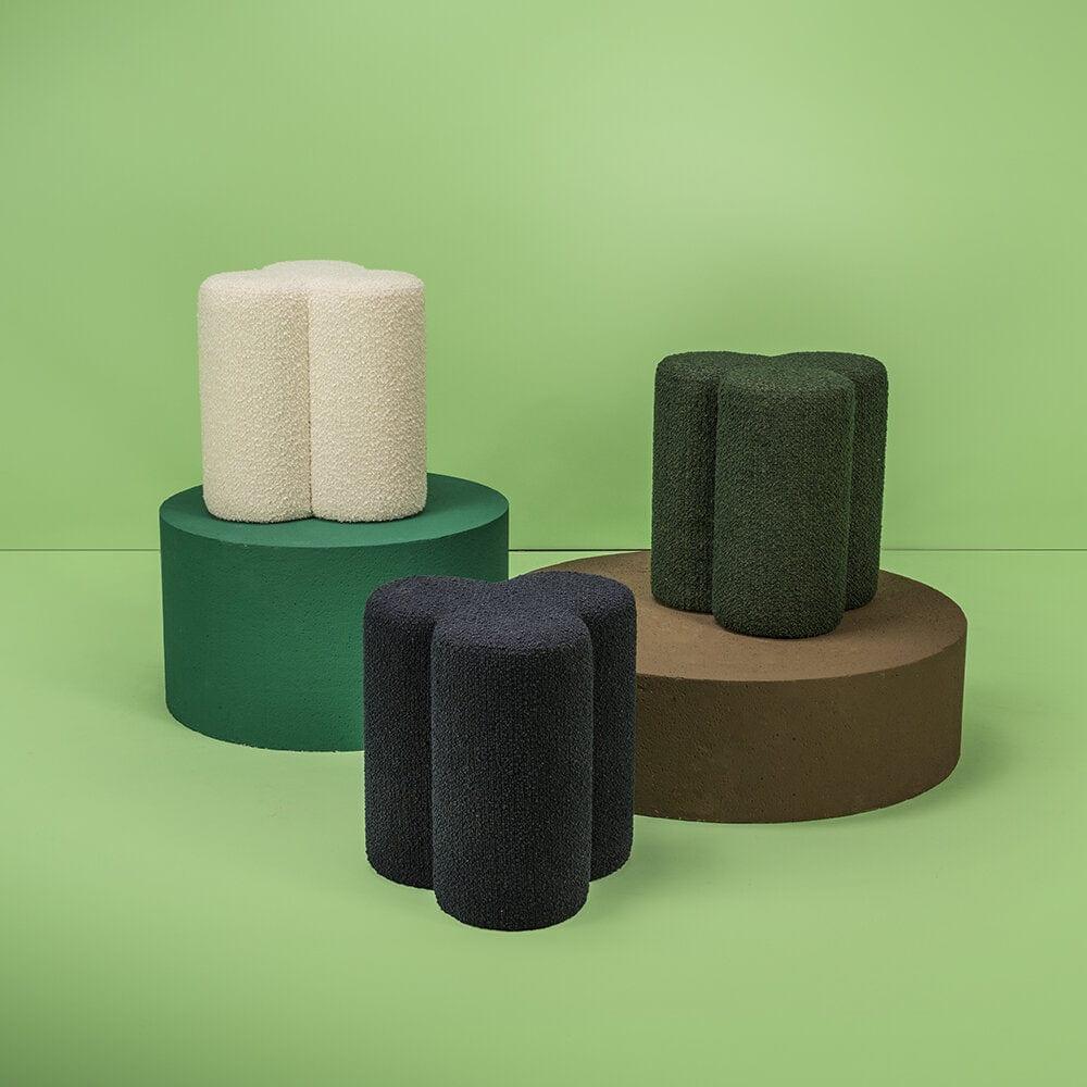 Stołek w tkaninie boucle CLOVER ciemnoniebieski Pols Potten Eye on Design