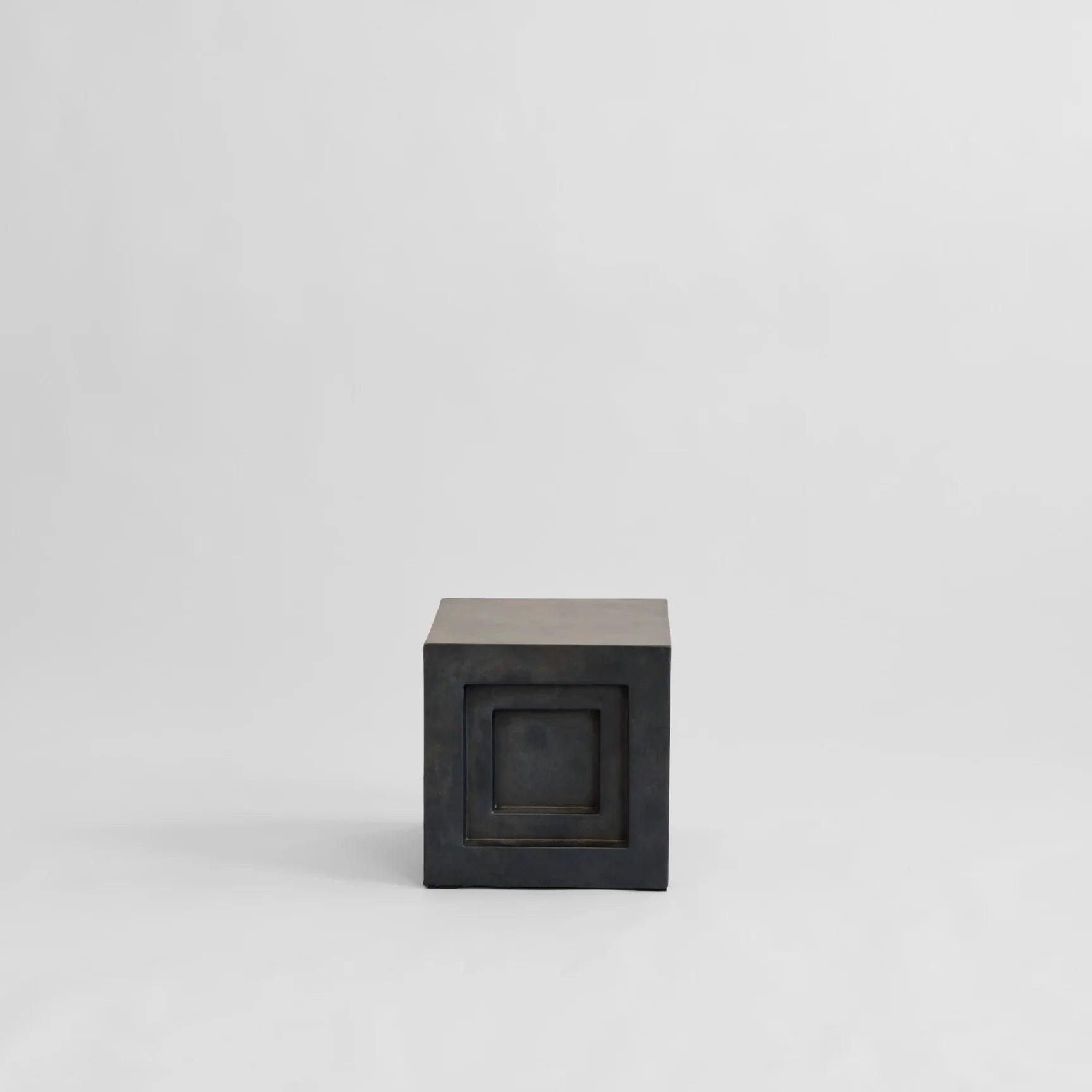Stolik boczny PODIUM ciemnobrązowy 101 Copenhagen Eye on Design
