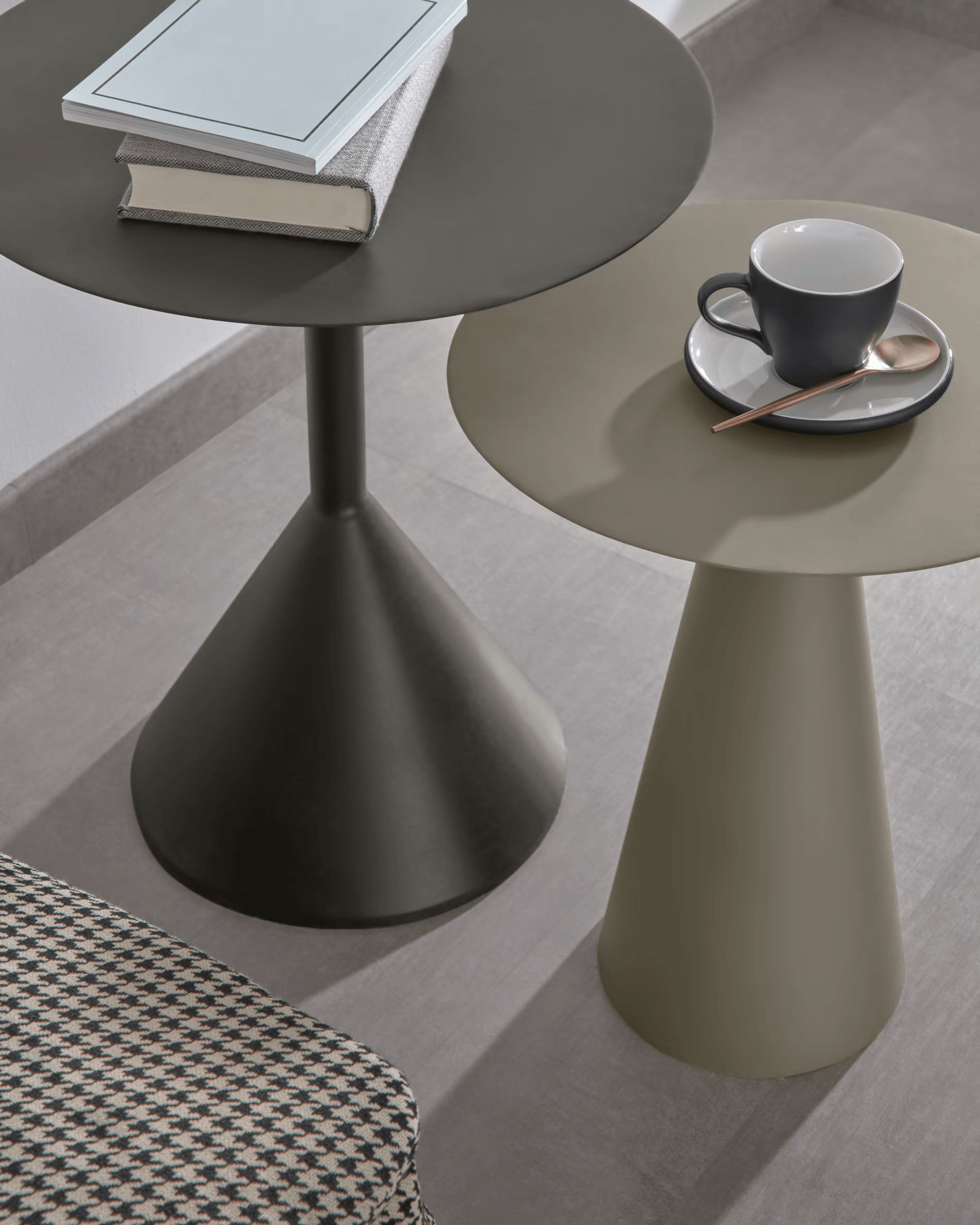 Stolik boczny SHIREL oliwkowy La Forma Eye on Design