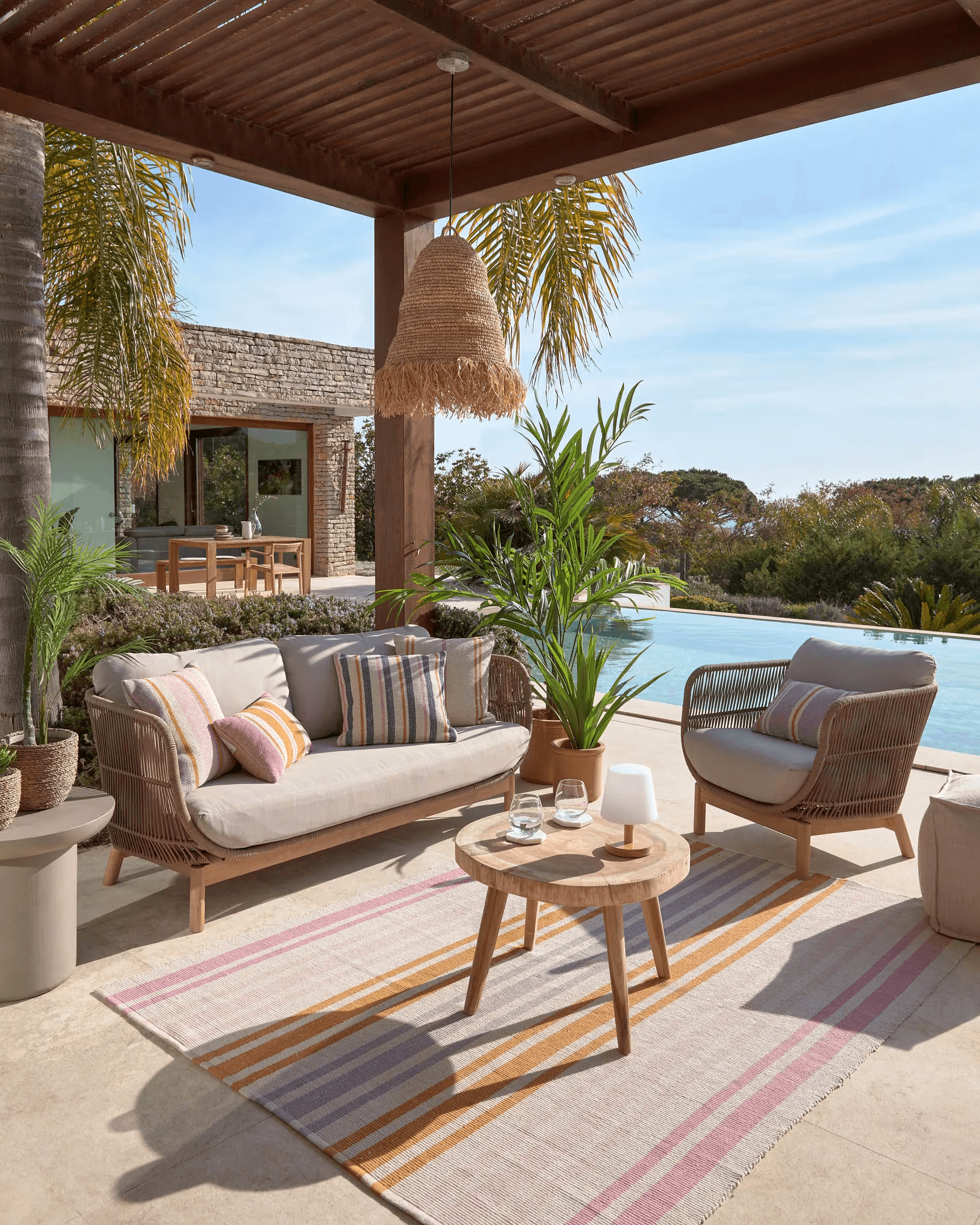 Stolik boczny WELLCRES lite drewno mungur La Forma Eye on Design