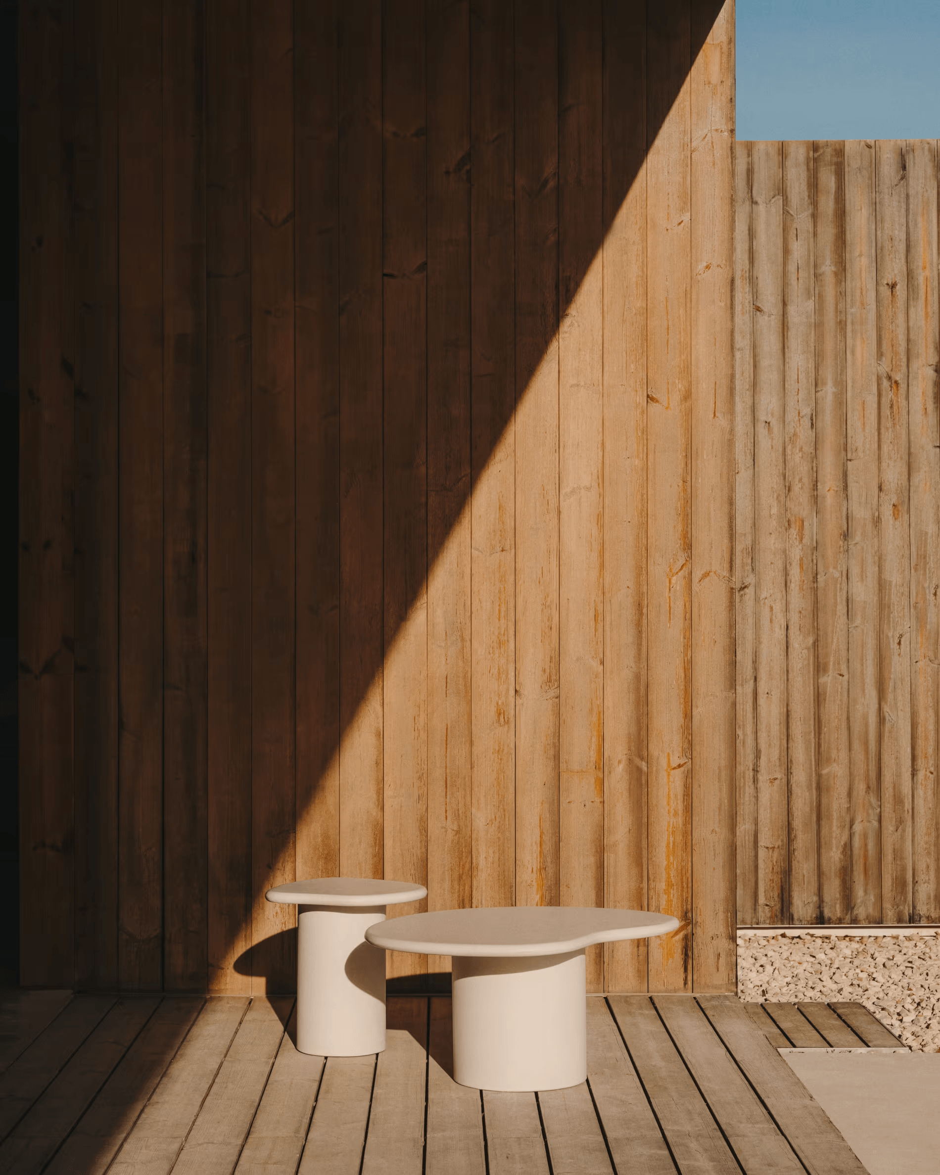 Stolik boczny zewnętrzny MACARELLA biały cement La Forma Eye on Design