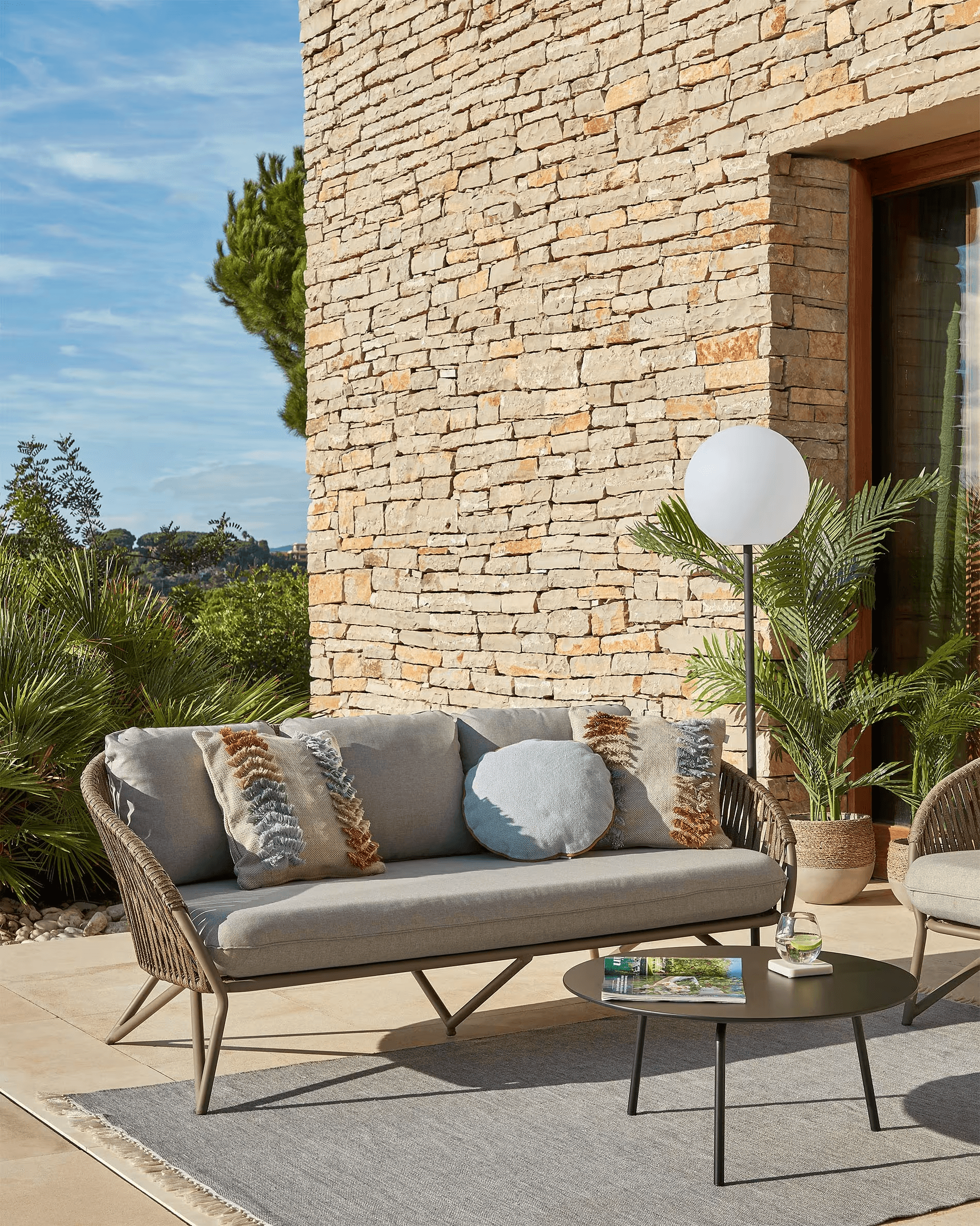 Stolik kawowy ogrodowy MATHIS czarny La Forma Eye on Design