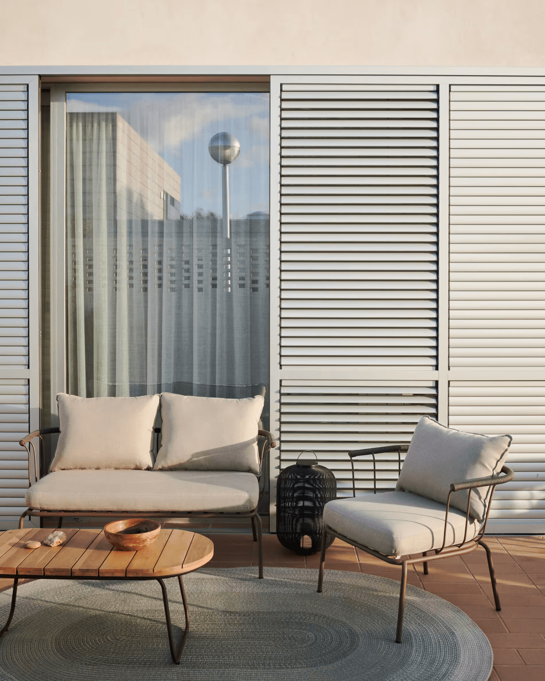 Stolik kawowy ogrodowy SALGUER drewno akacjowe La Forma Eye on Design
