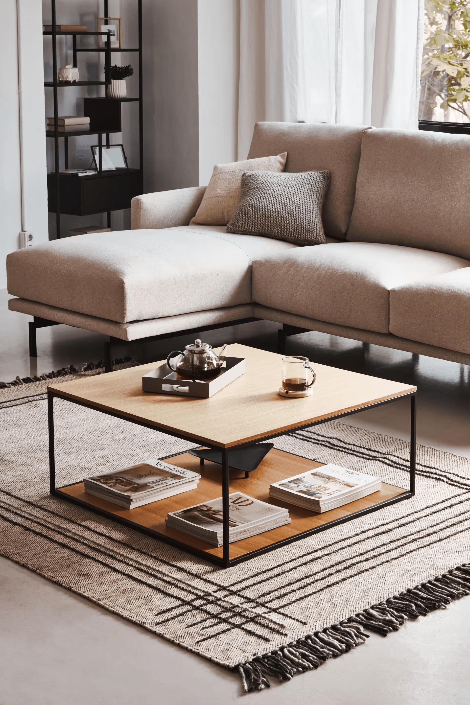 Stolik kawowy YOANA fornir dębowy z czarną ramą – Kave Home