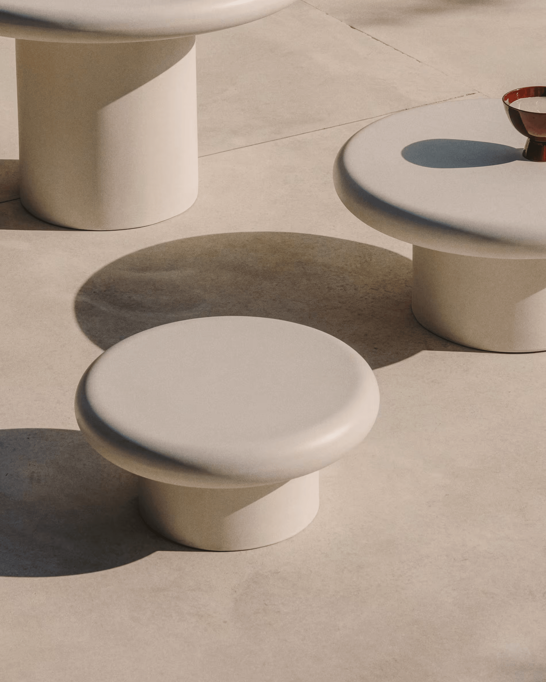 Stolik kawowy zewnętrzny ADDAIA biały cement La Forma Eye on Design