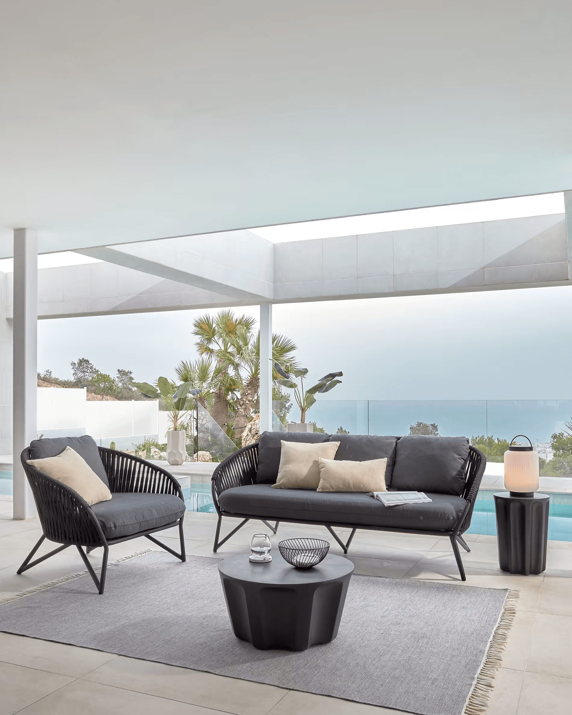 Stolik kawowy zewnętrzny VILANDRA czarny La Forma Eye on Design